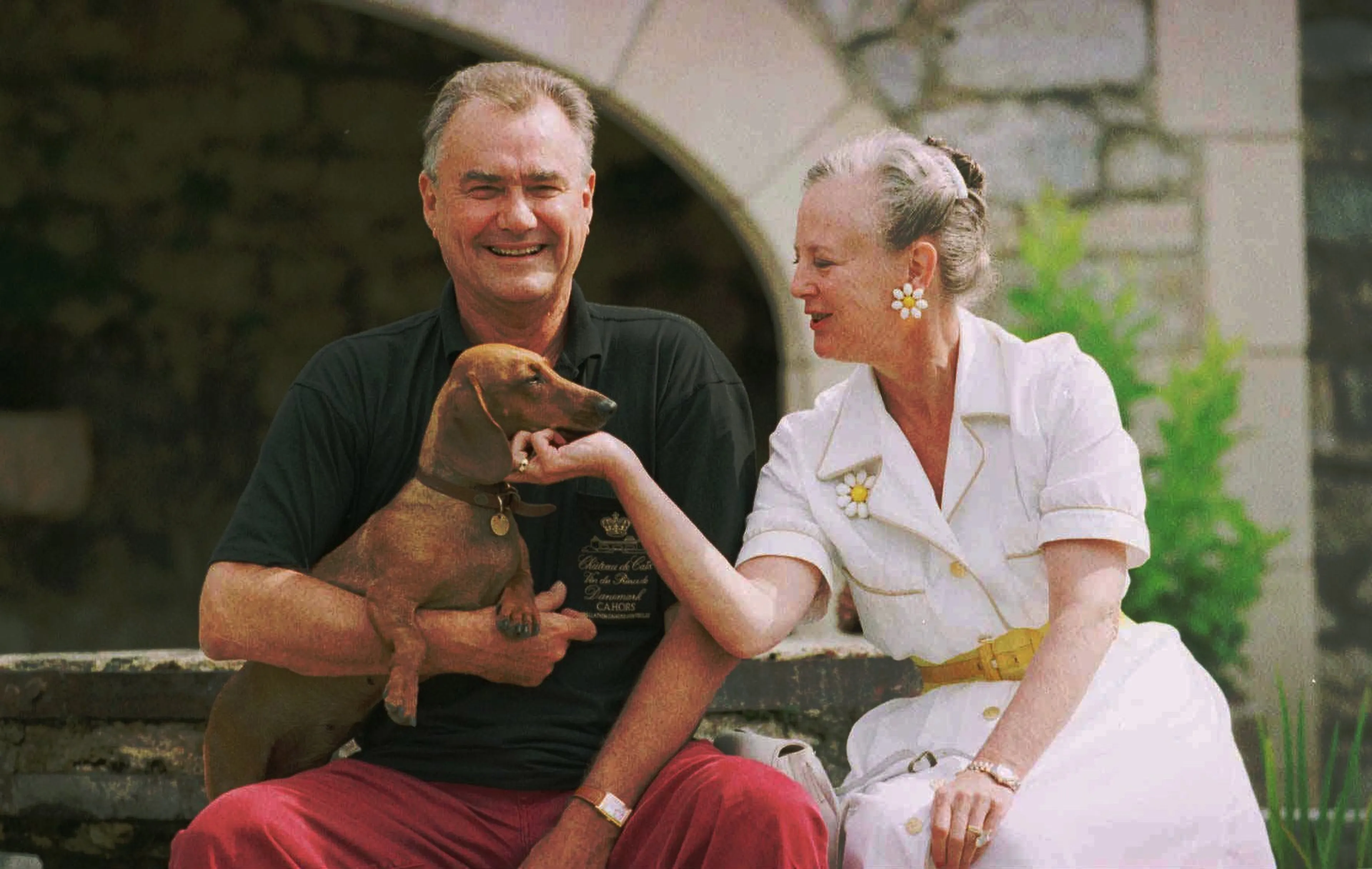 Henrik en Margrethe met hun teckel in Frankrijk (1996).