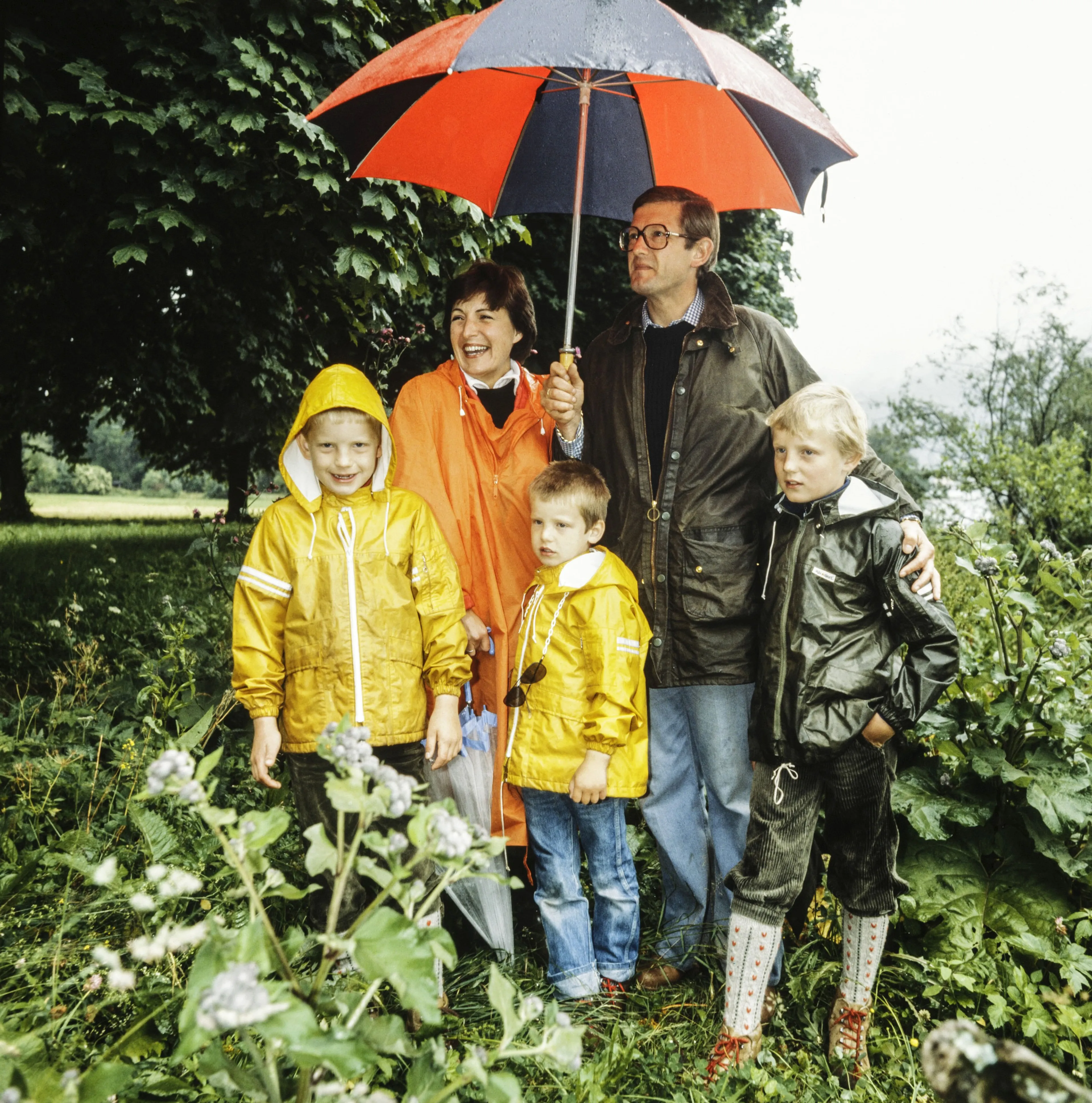 Prins Pieter-Christiaan, Prins Floris en Prins Bernhard met hun ouders op vakantie (1980).