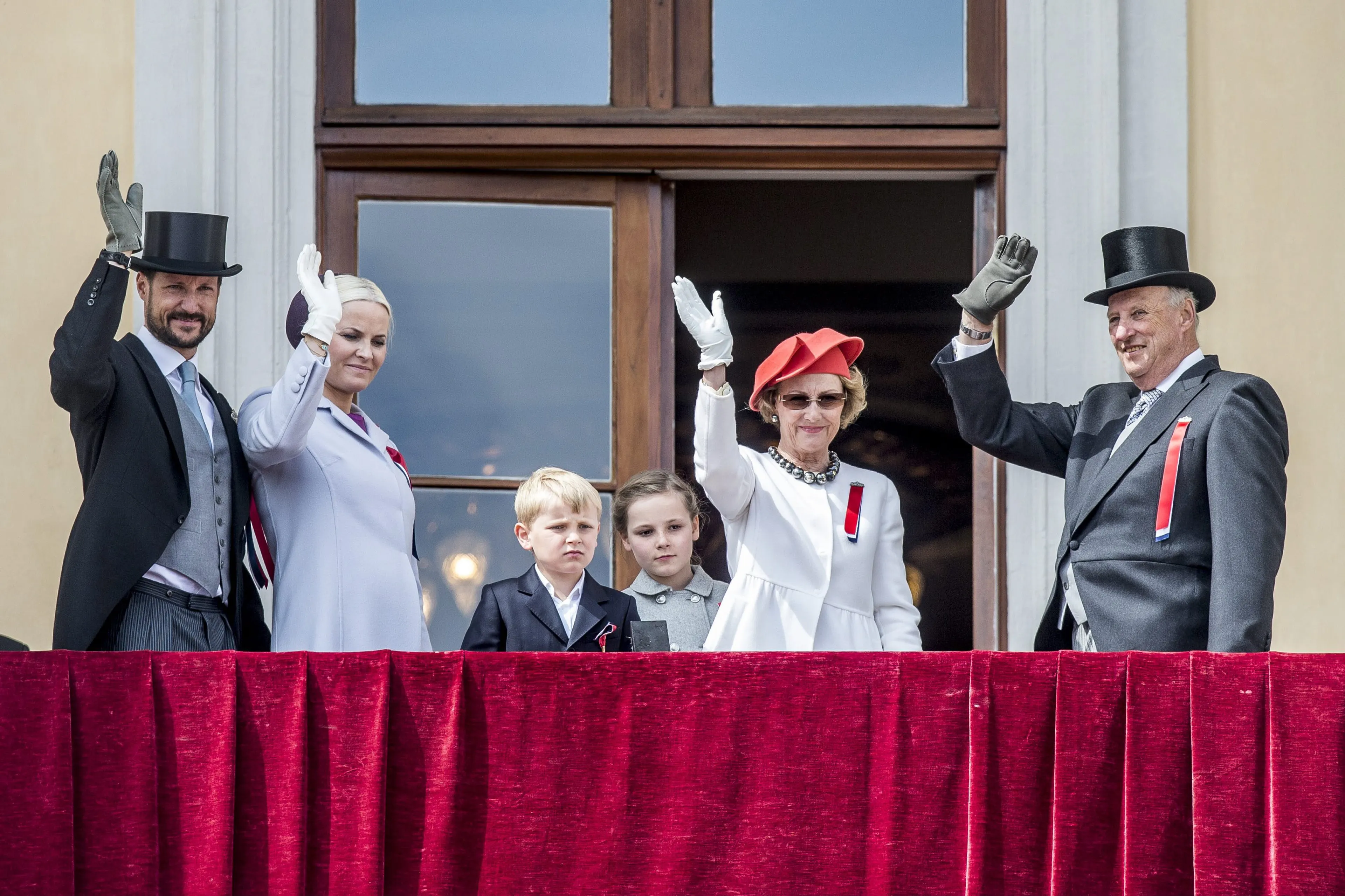 Een jonge Ingrid Alexandra en Sverre Magnus kijken toe (2013) .