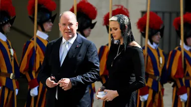 Déze royals gaan zaterdag naar de uitvaart van paus Franciscus