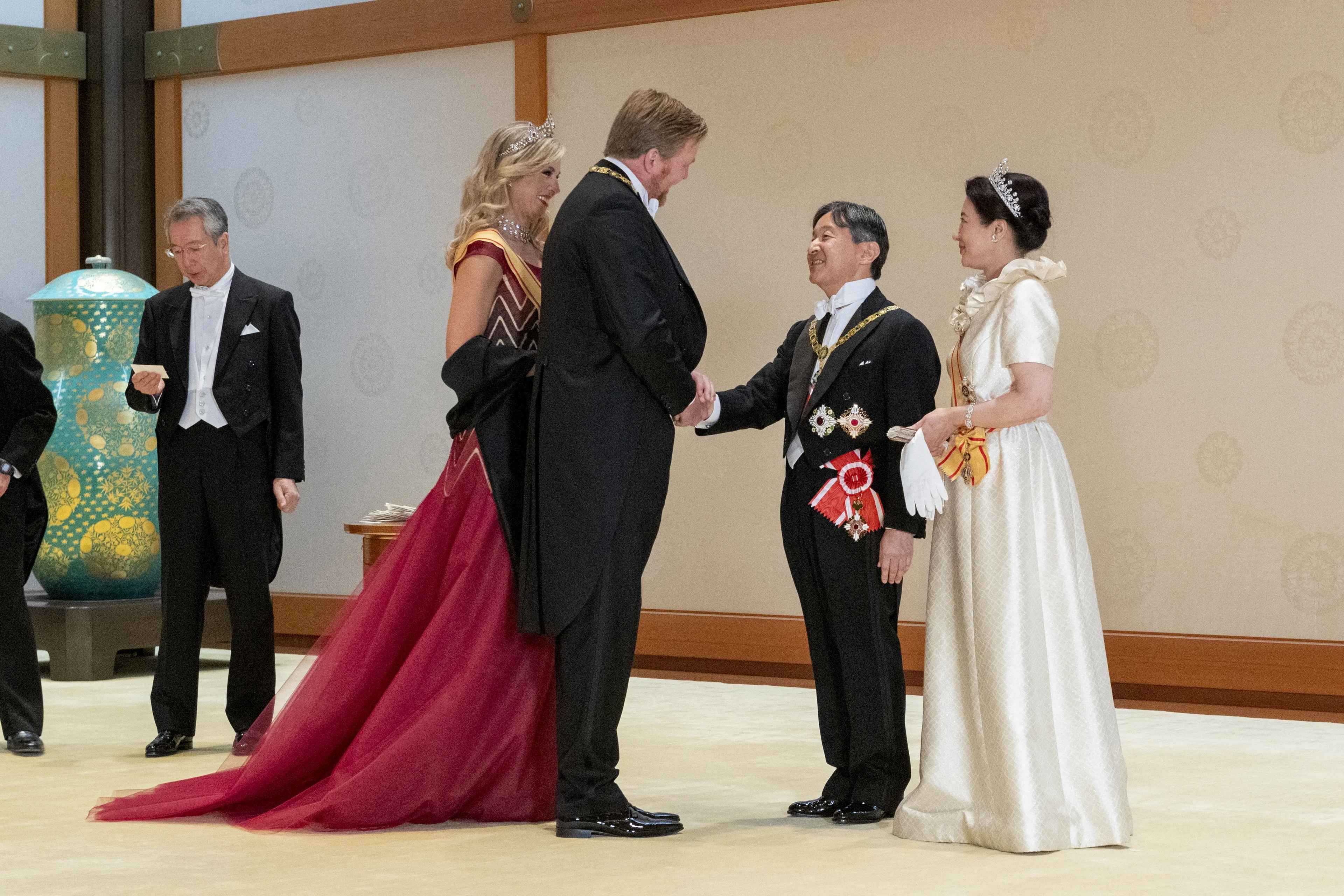 Koning Willem-Alexander en koningin Máxima ontmoeten het nieuwe keizerlijke paar: keizer Naruhito en keizerin Masako (2019).