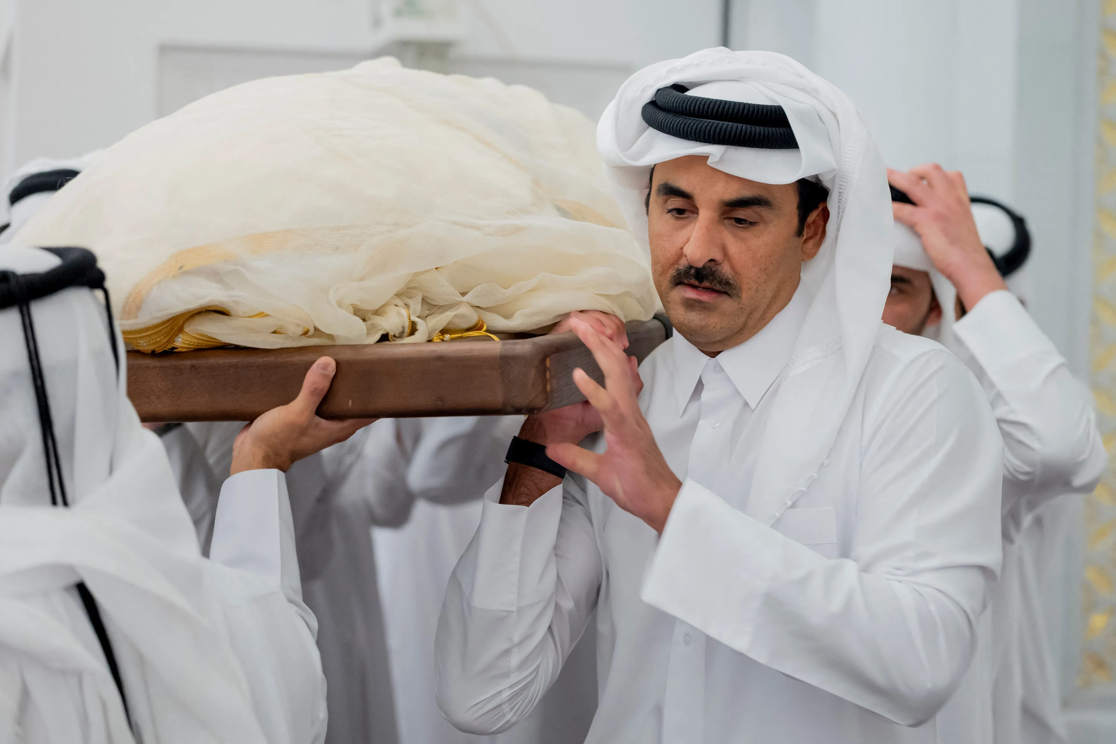 De huidige emir van Qatar draagt het lichaam van zijn vader.