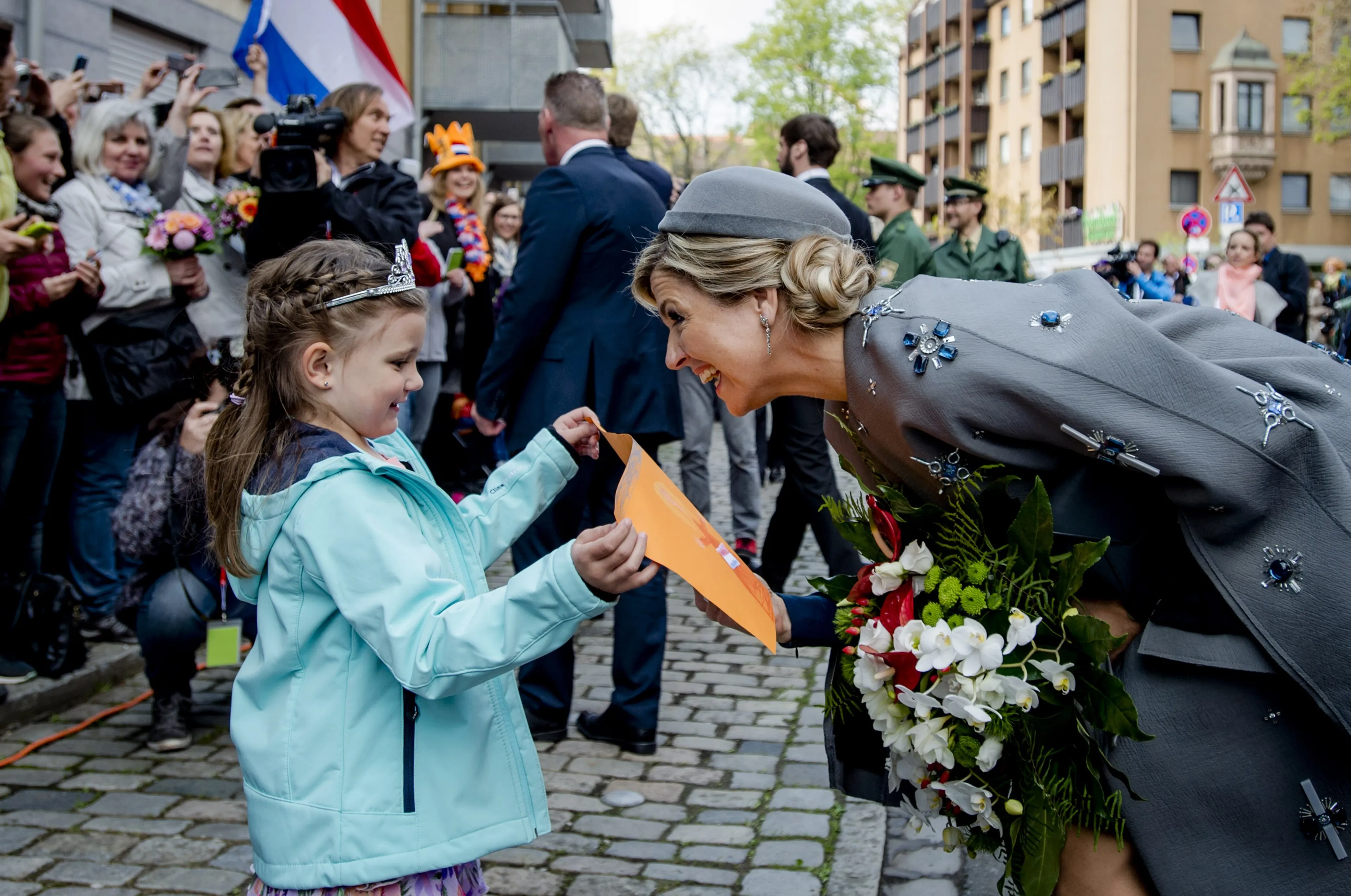 Koningin Máxima met een meisje uit Duitsland (2016).