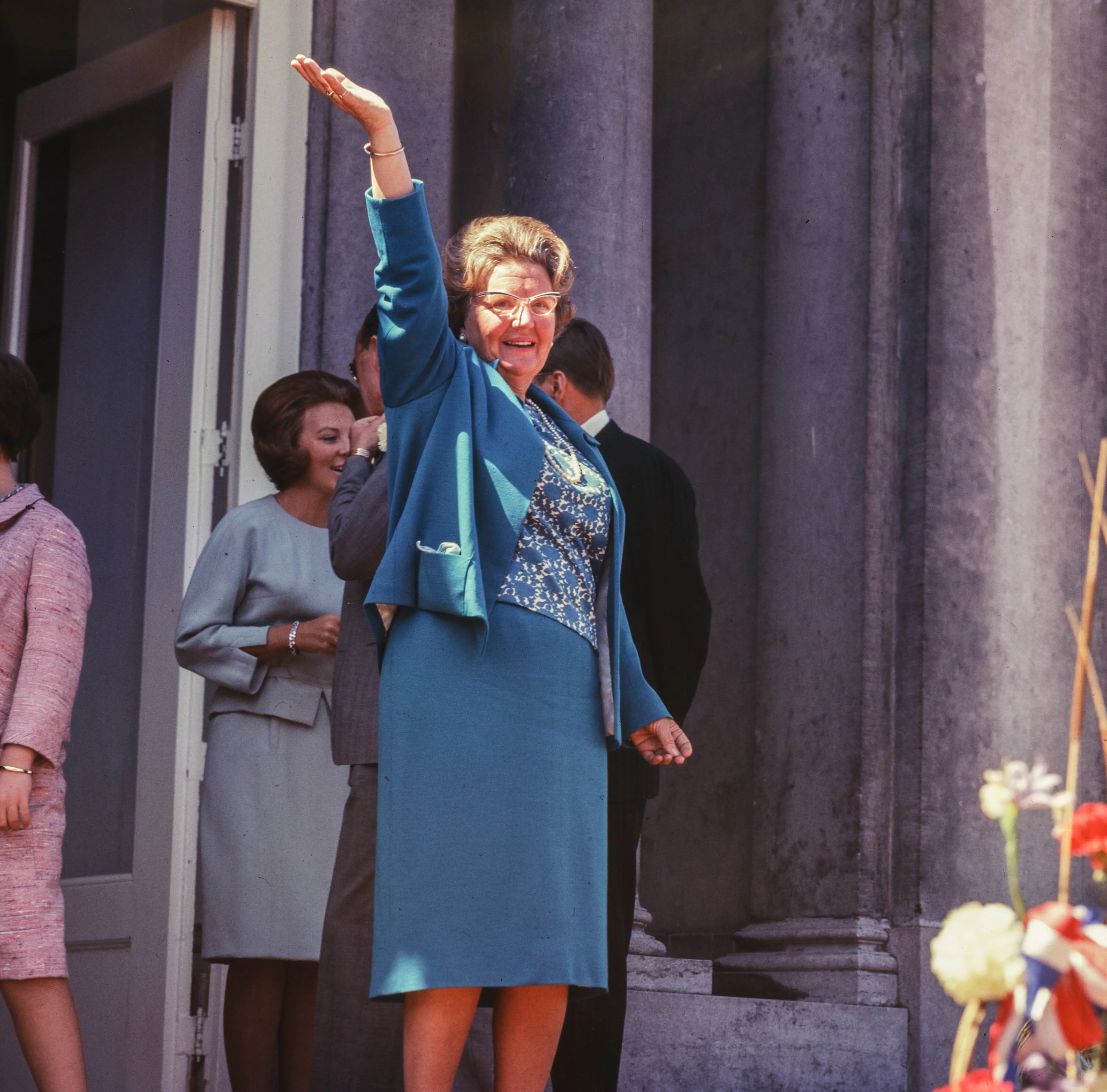 Juliana zwaait naar de deelnemers van het defilé.