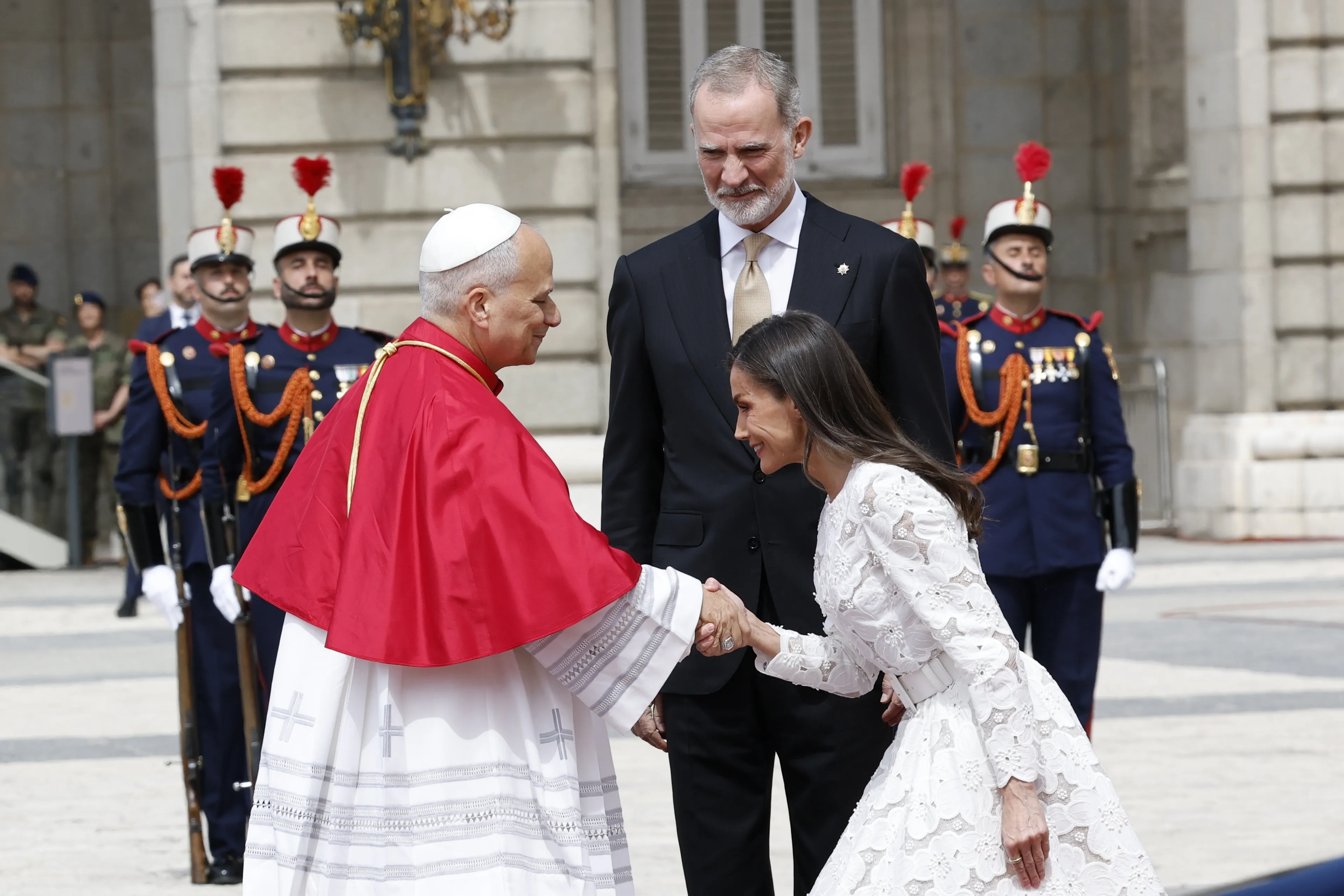 Koningin Letizia begroet de paus.