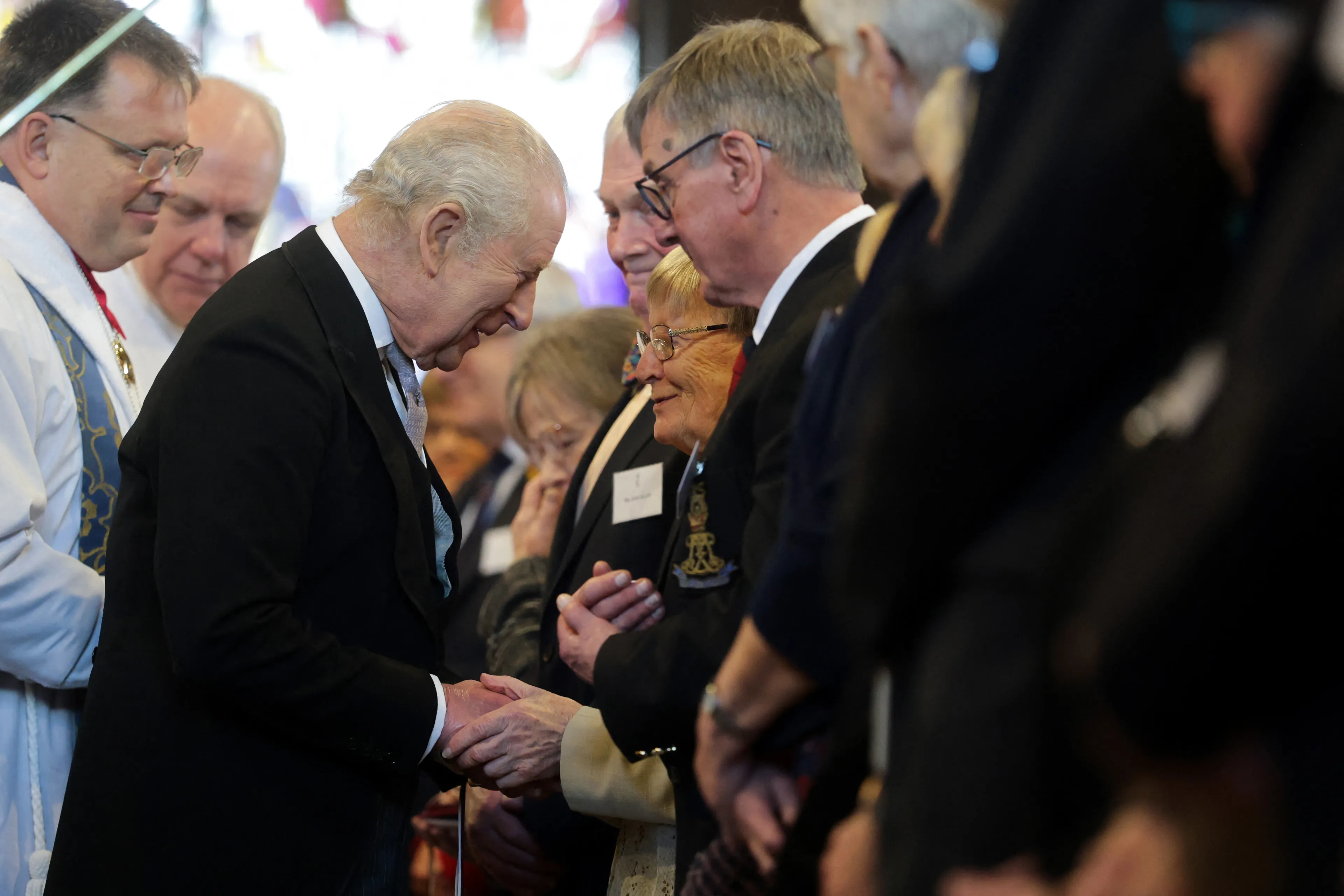 De koning ontmoet 77 mannen en 77 vrouwen die zich het afgelopen jaar hebben ingezet voor de gemeente.