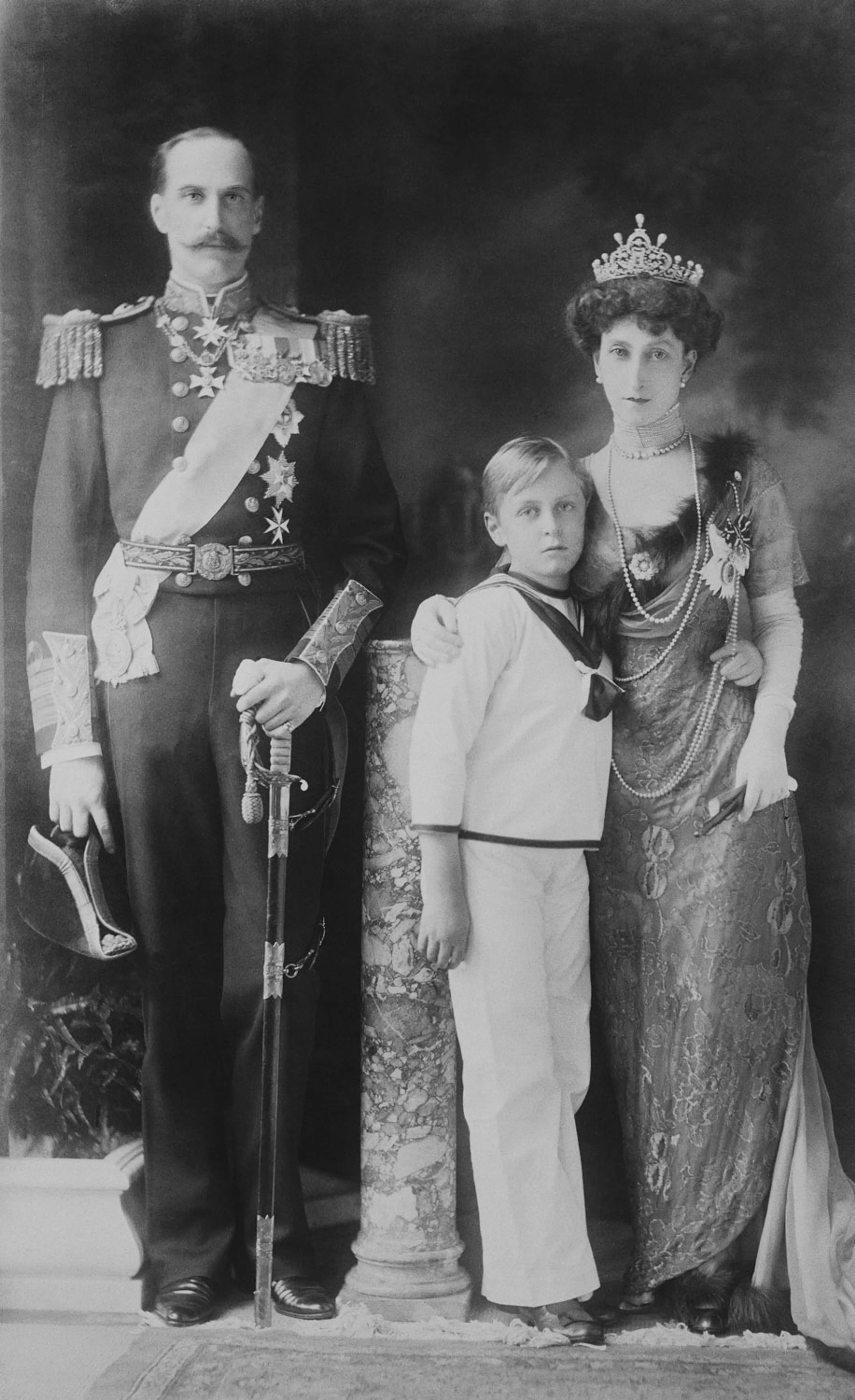 Koning Haakon VII, koningin Maud en hun zoon kroonprins Olav.