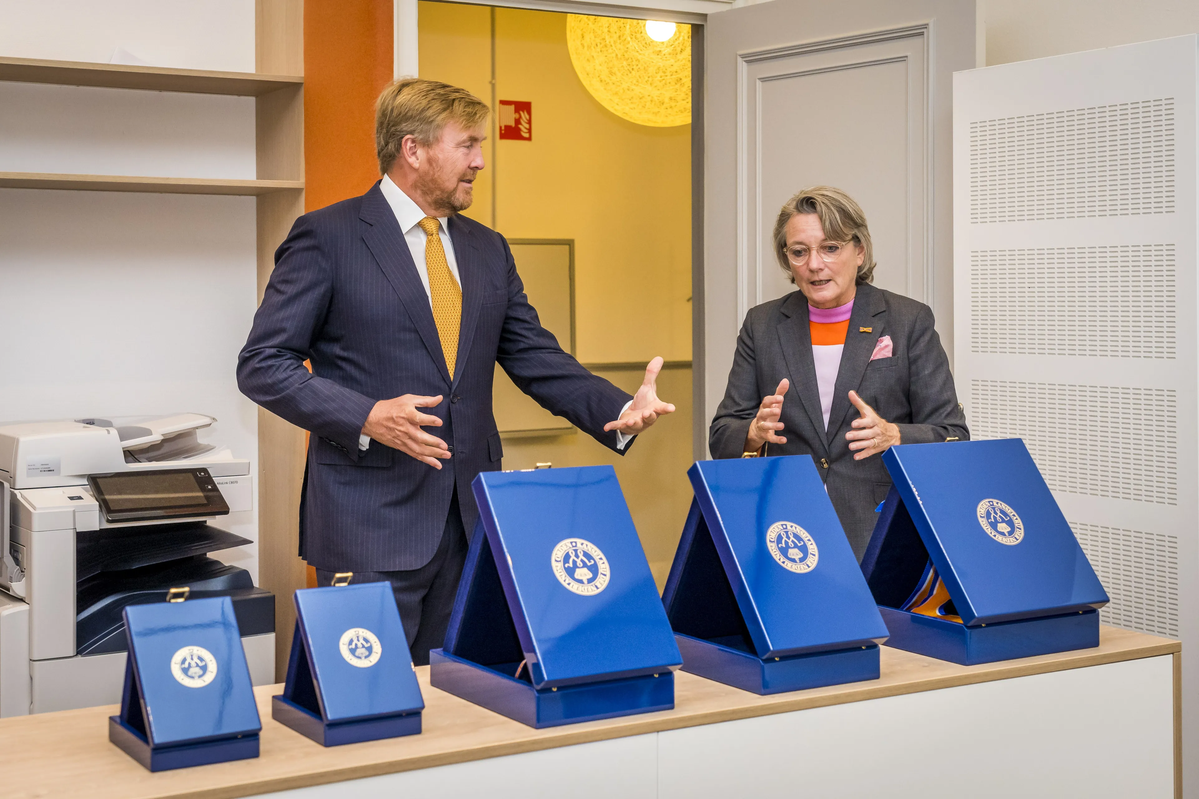 Koning Willem-Alexander bij de kanselarij.