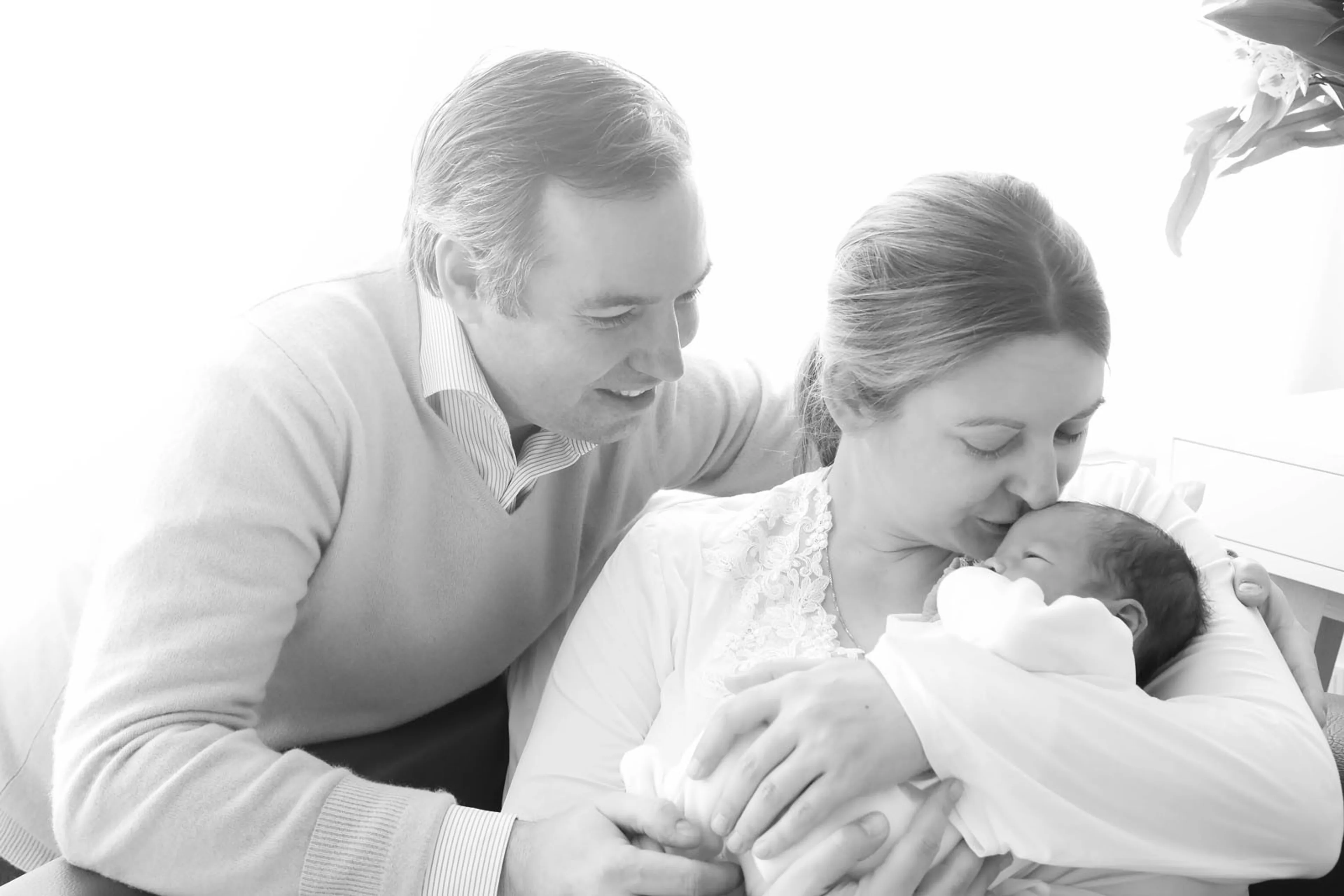 De kersverse ouders met hun tweede zoon.