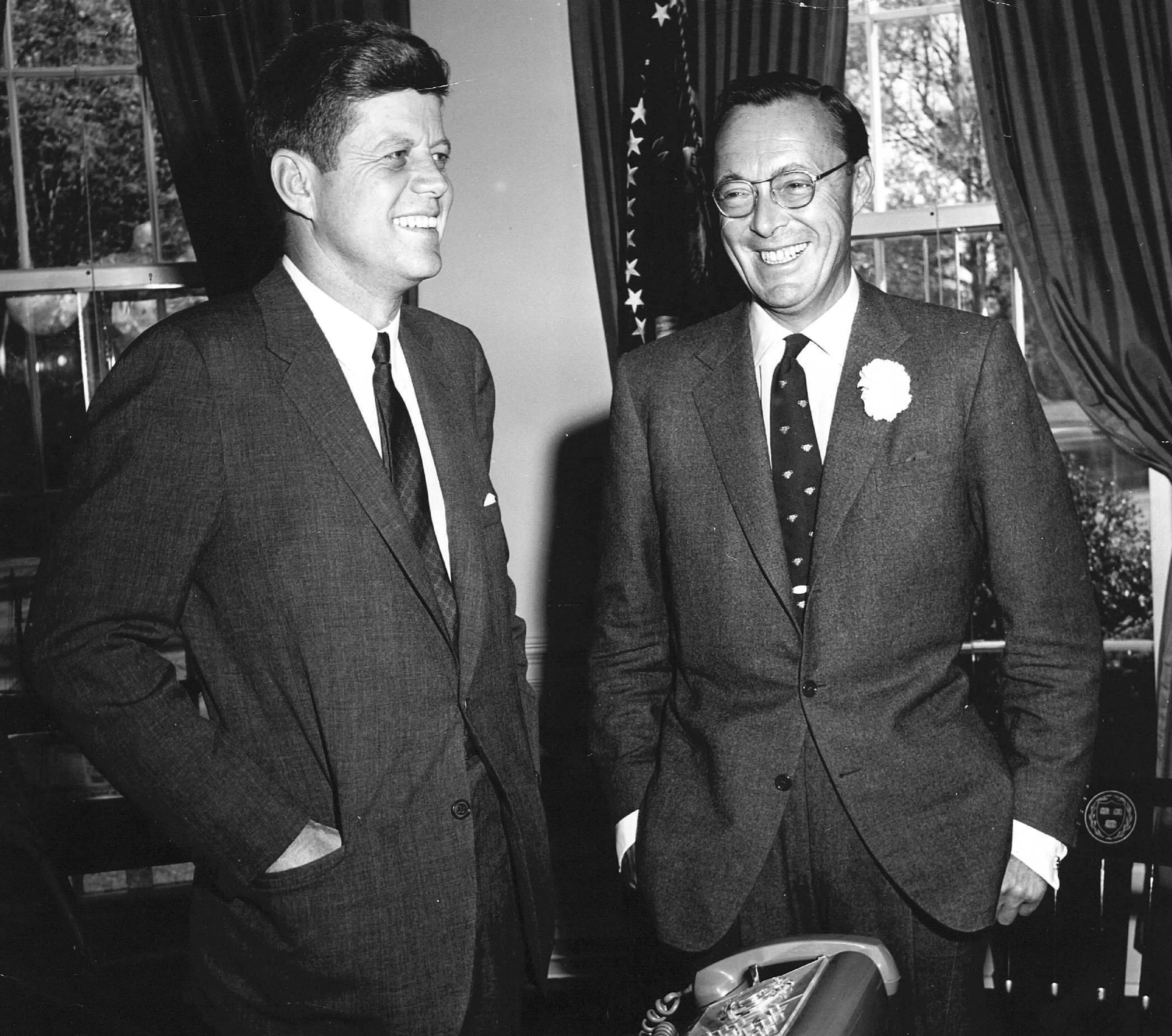 Prins Bernhard met John F. Kennedy.