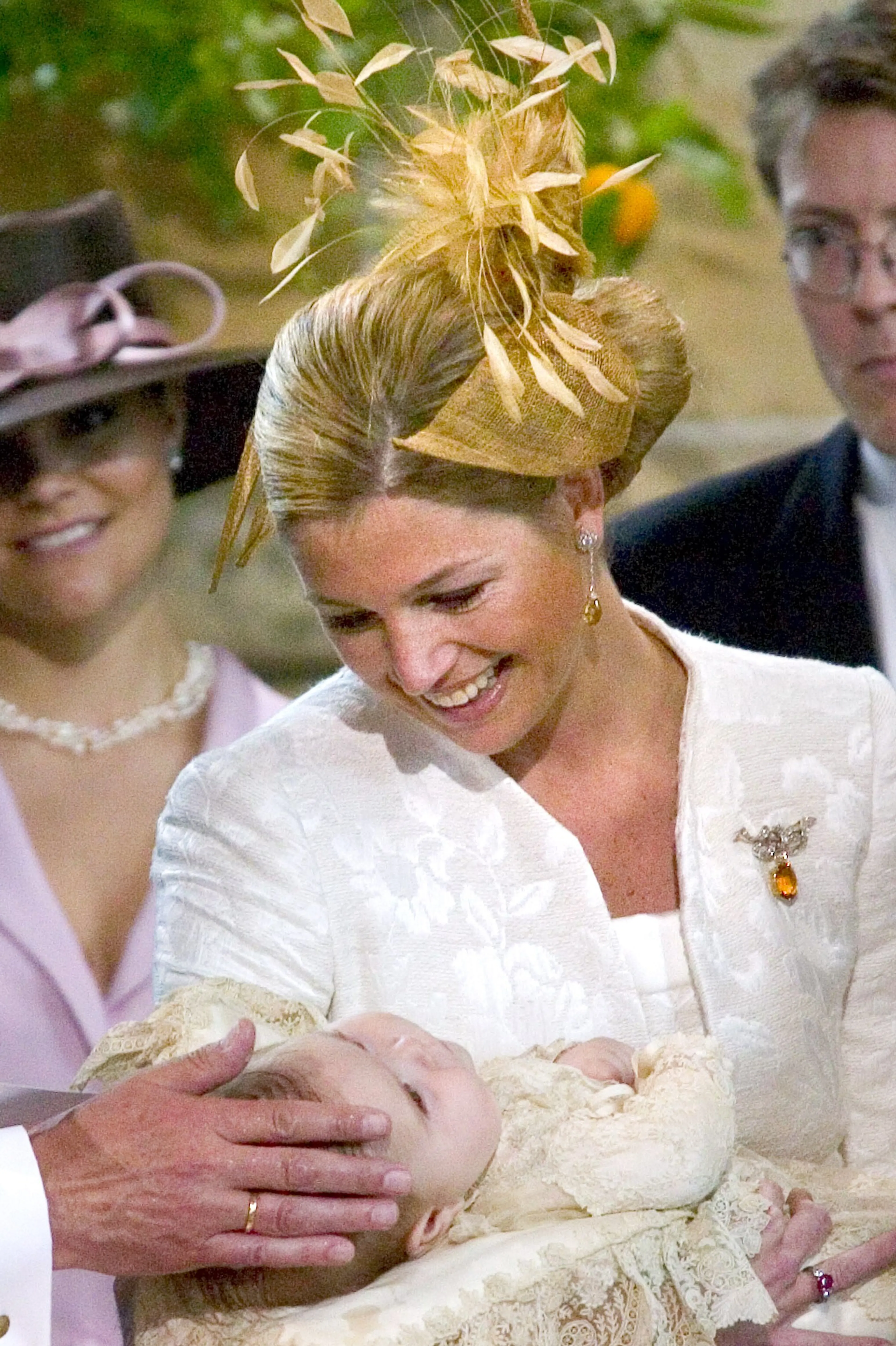 Tijdens de doop van prinses Amalia kijkt Máxima vol trots naar haar oudste dochter (2004).