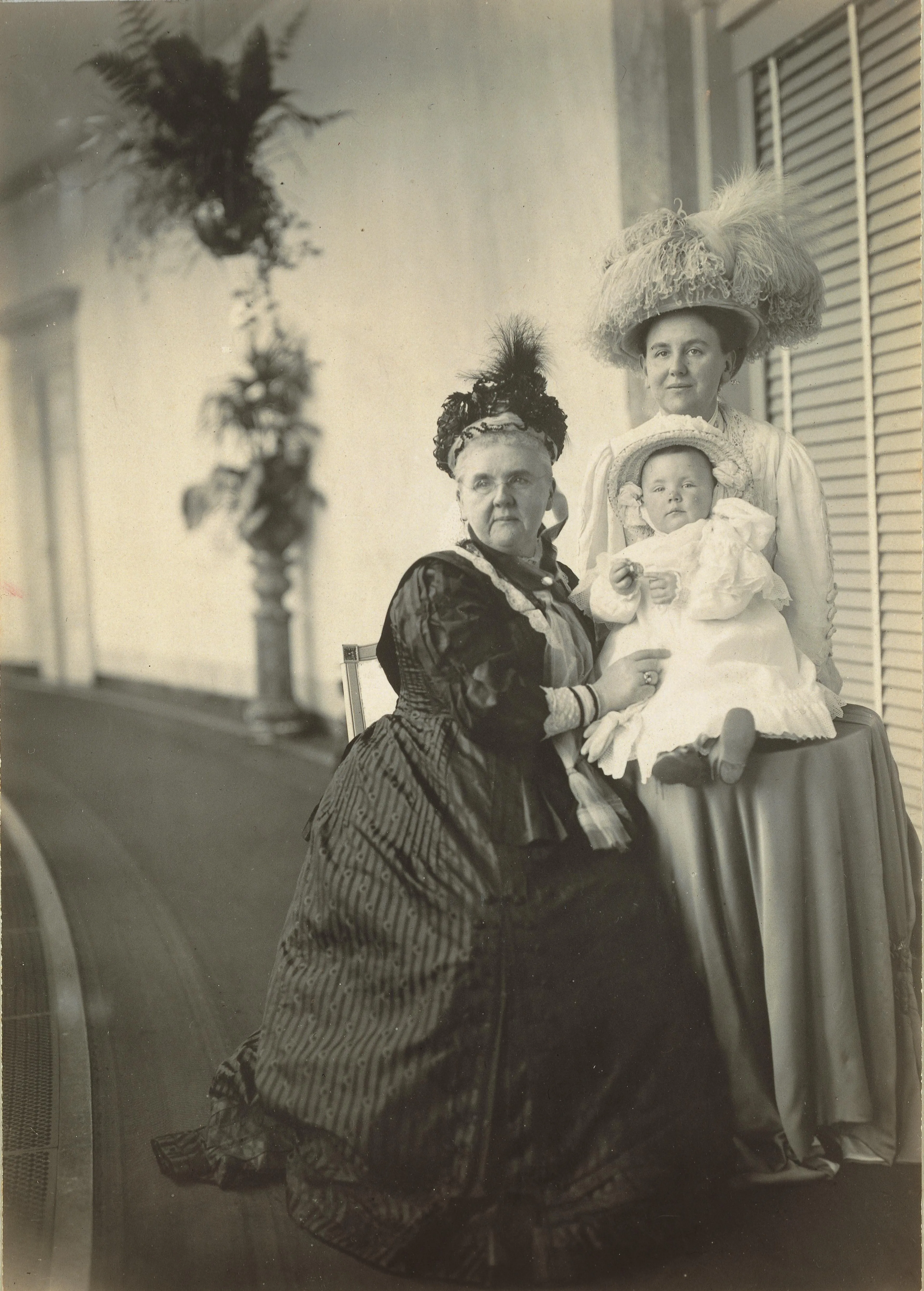 Drie generaties: koningin-moeder Emma, koningin Wilhelmina en prinses Juliana (1910).