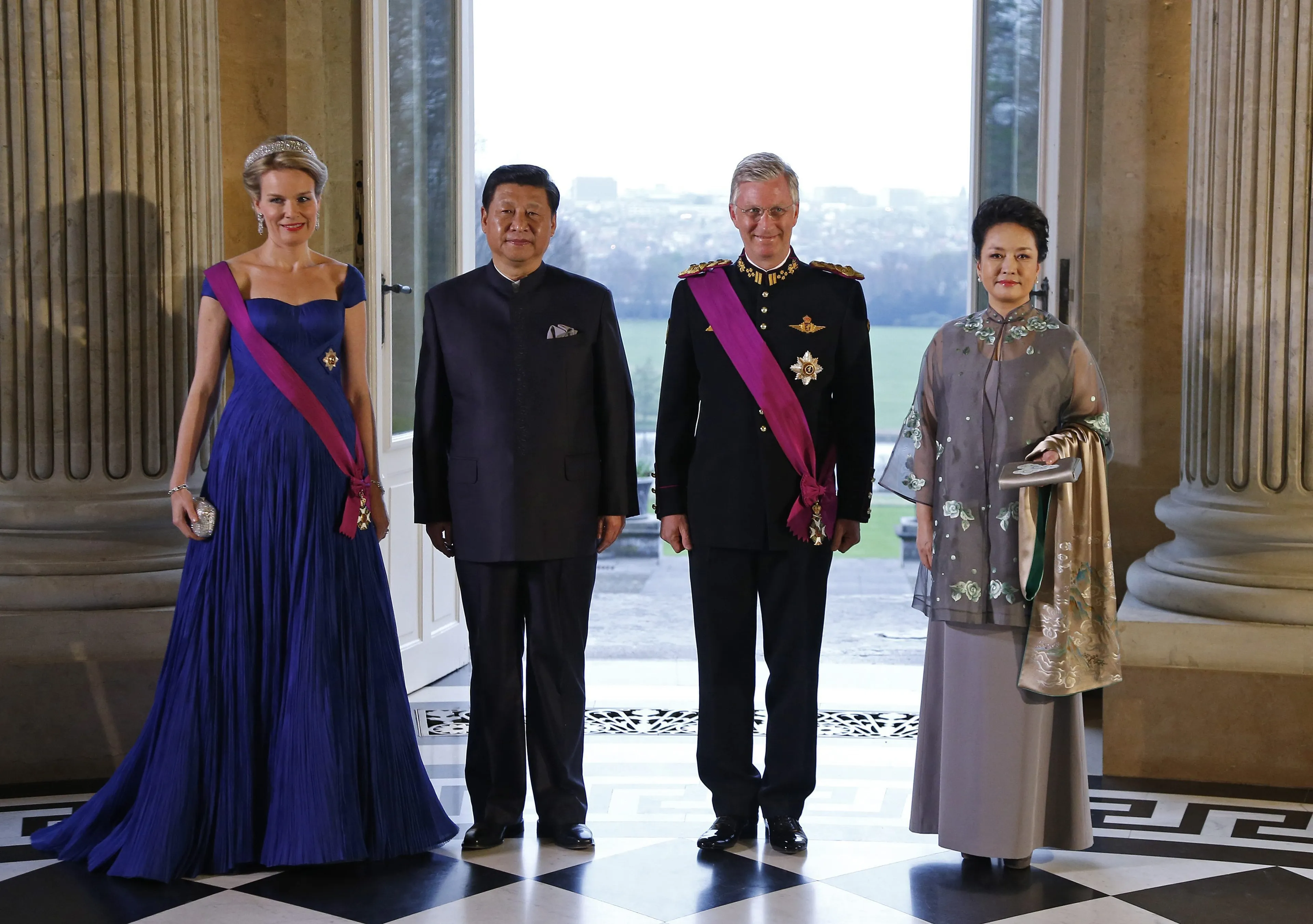 Koning Filip en koningin Mathilde ontvangen het staatshoofd van China op staatsbezoek (2014).