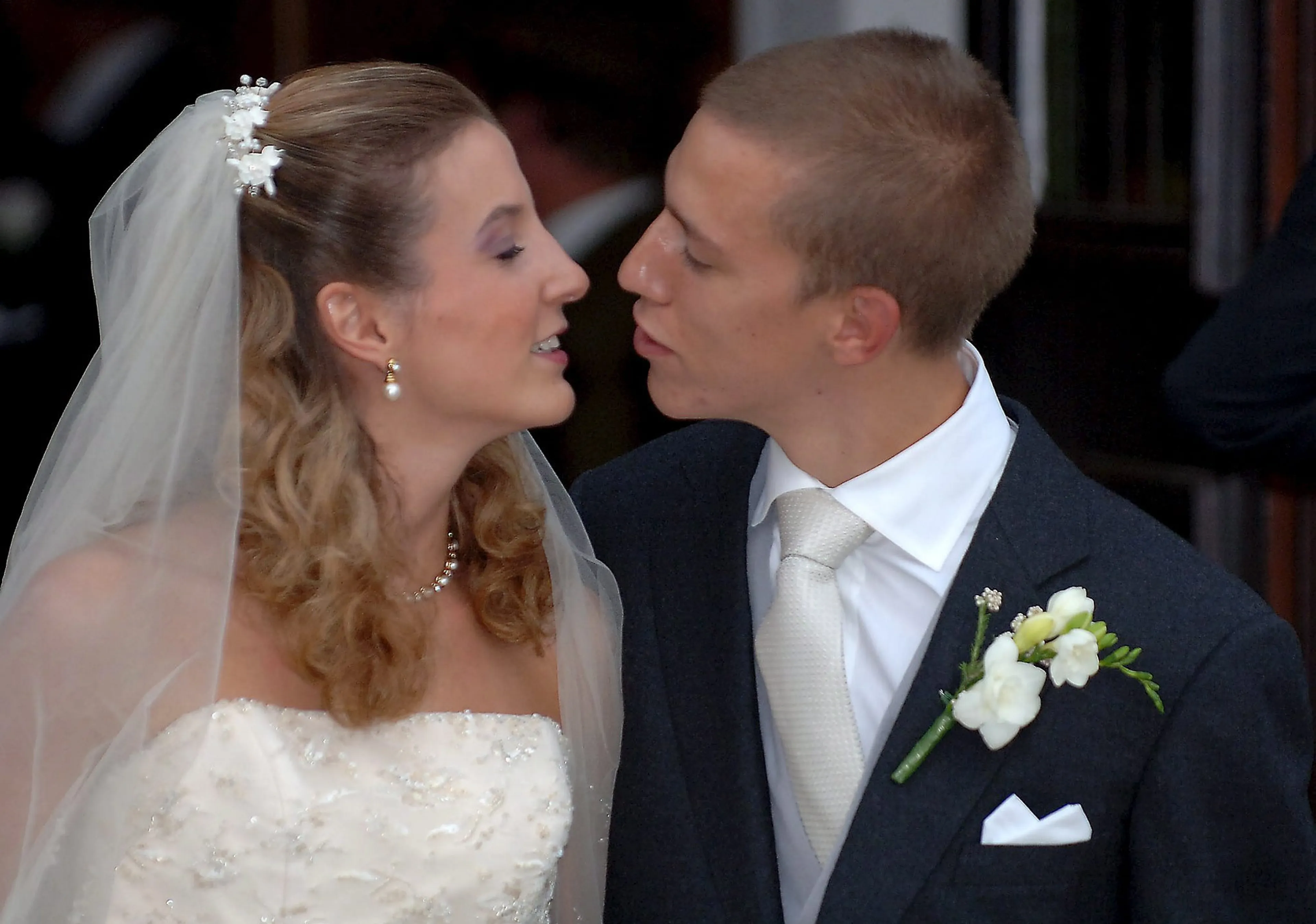 Een kus voor het kersverse paar.