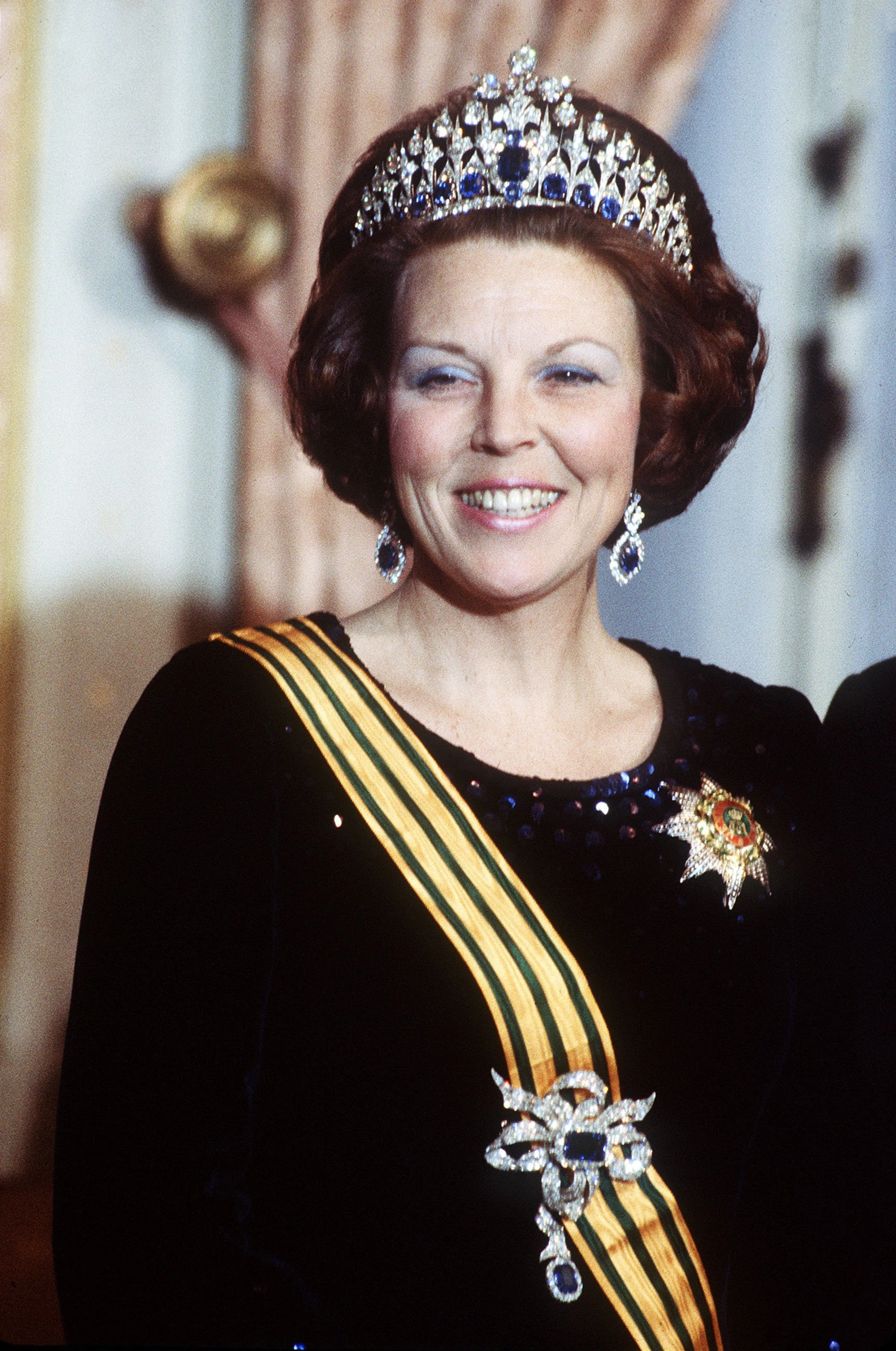 Koningin Beatrix bevestigt de broche op het ordelint tijdens een diner in Luxemburg (1981).