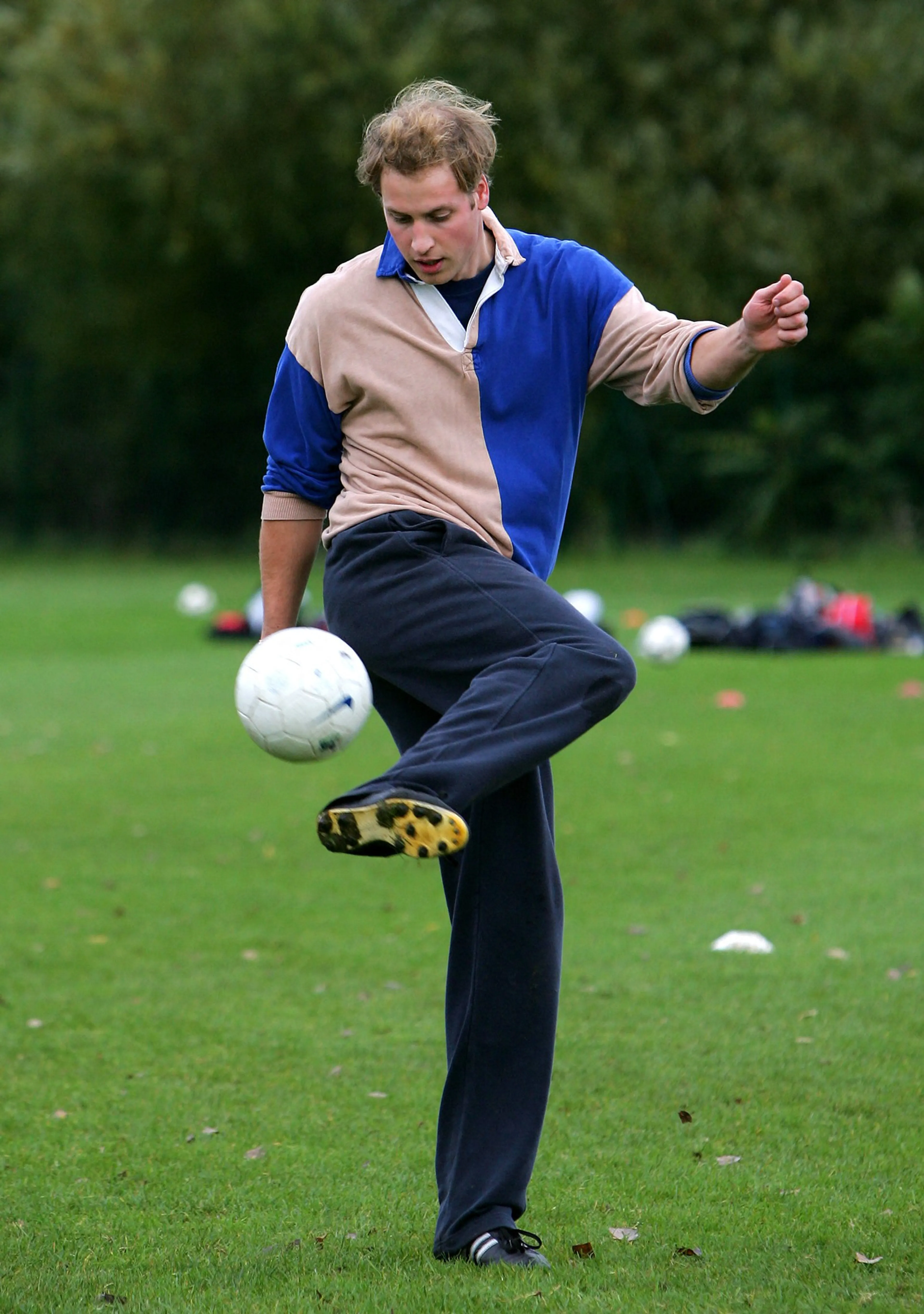 Prins William aan het voetballen (2005).