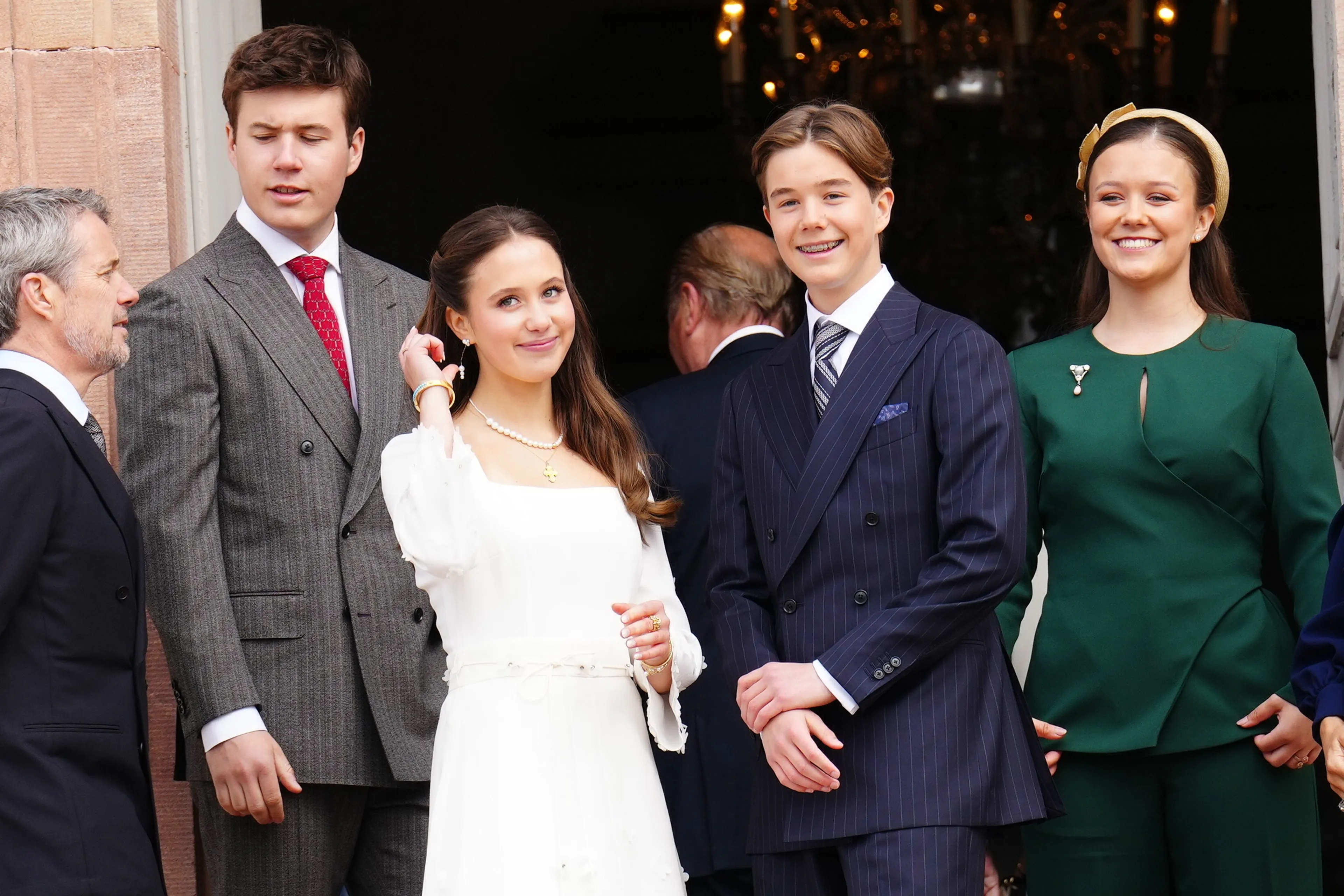 Prinses Isabelle draagt de broche opnieuw tijdens de confirmatie van prins Vincent en prinses Josephine (2026).