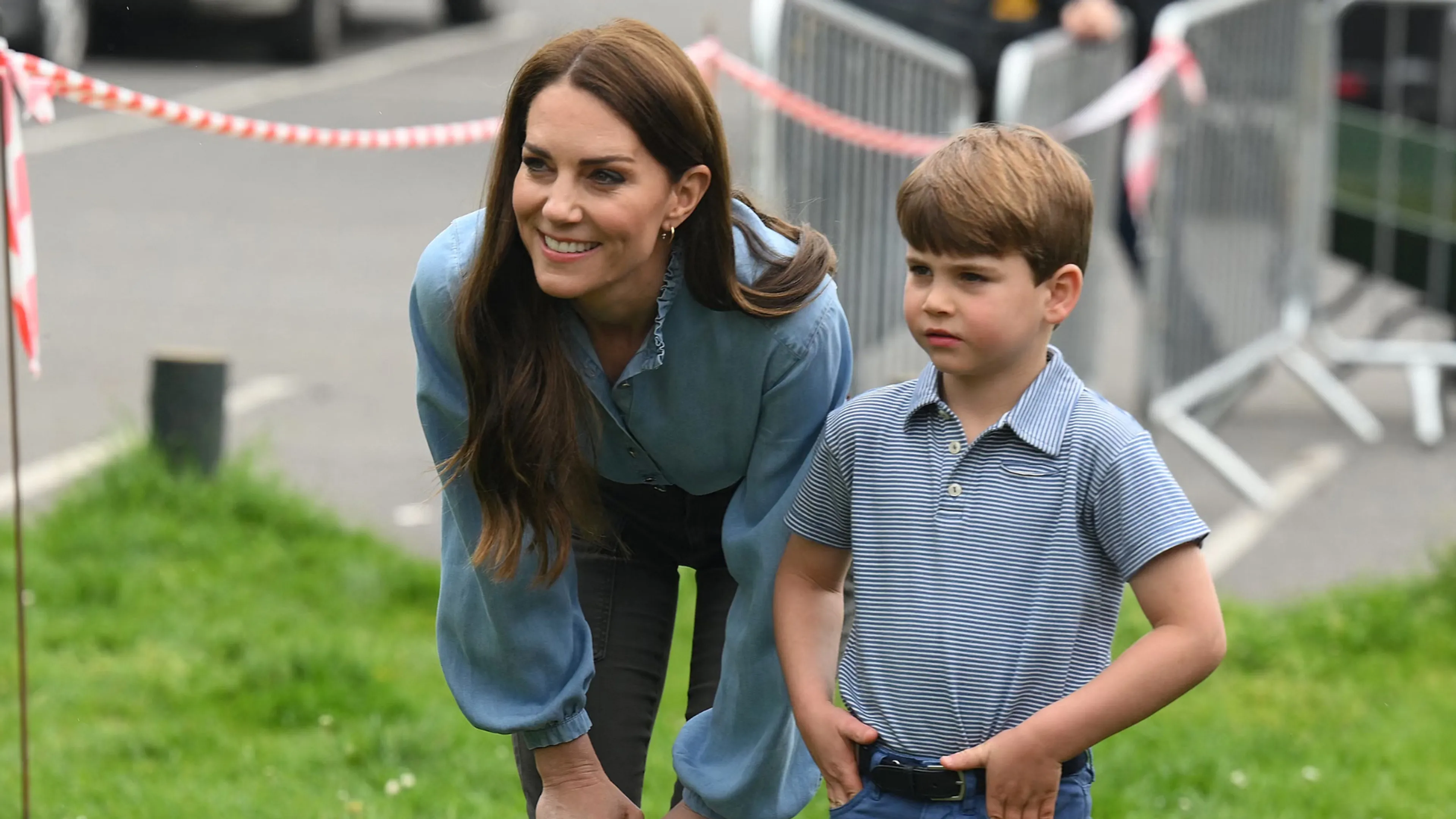 Prins Louis zet zijn moeder Catherine op de foto