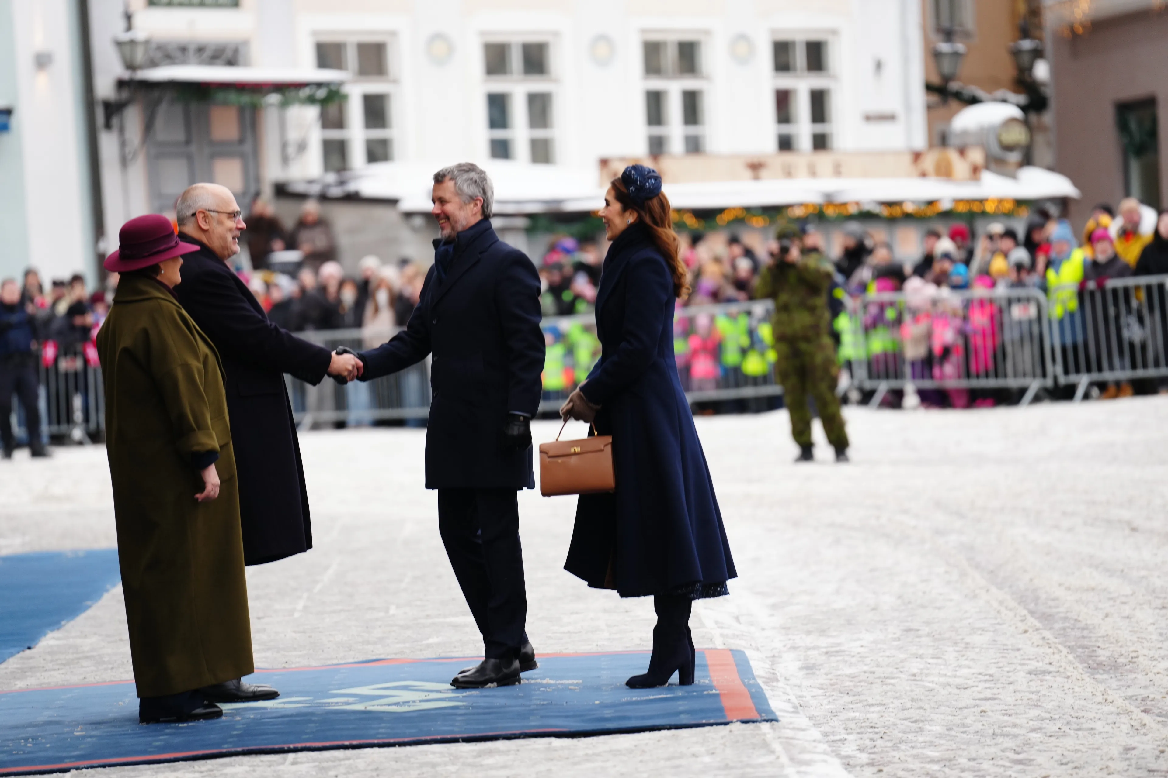 Koning Frederik en koningin Mary komen aan in Estland.