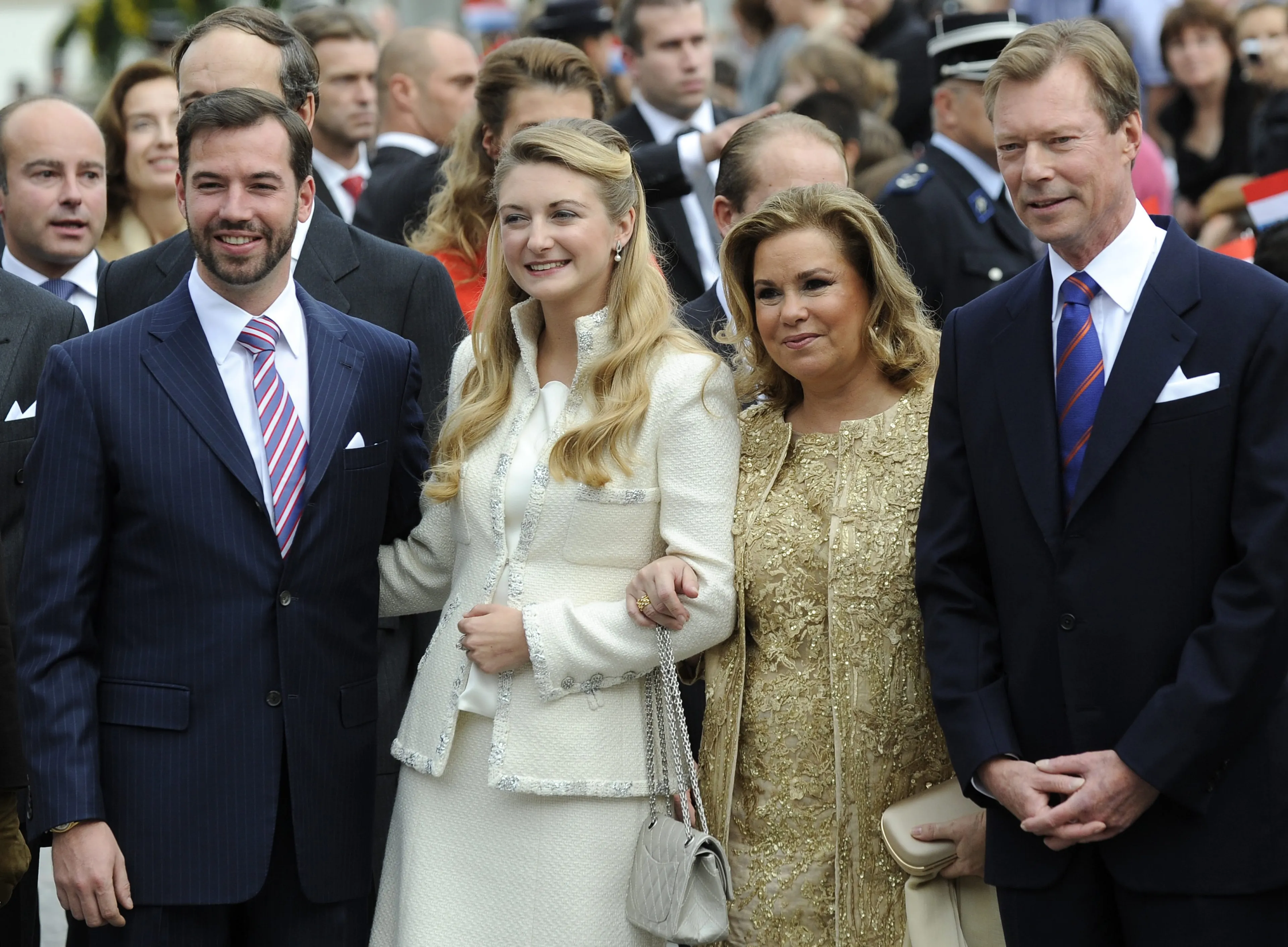 Het bruidspaar met de ouders van de bruidegom.
