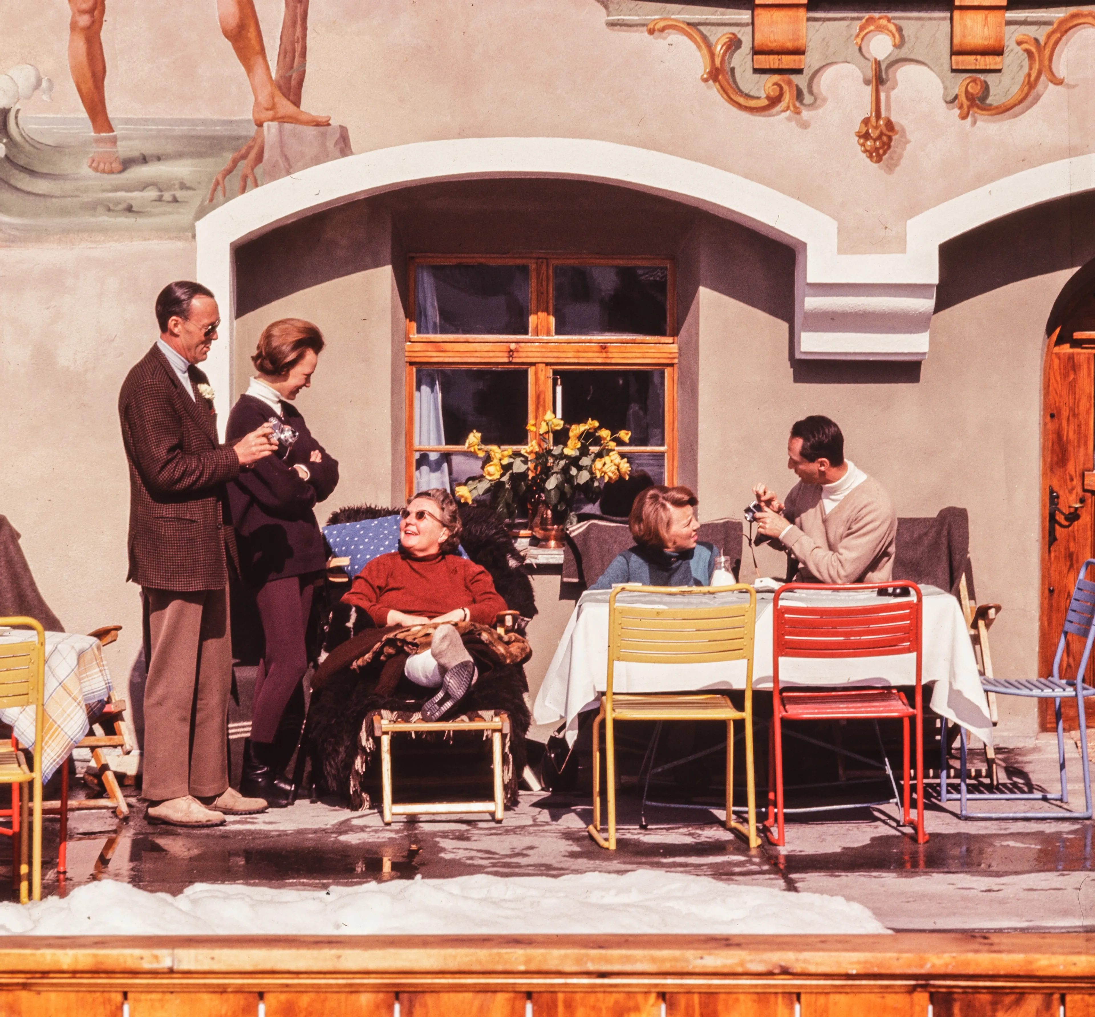 In 1965 genieten prins Bernhard, prinses Irene, koningin Juliana, prinses Beatrix en prins Carlos van het zonnetje op het terras van het hotel.