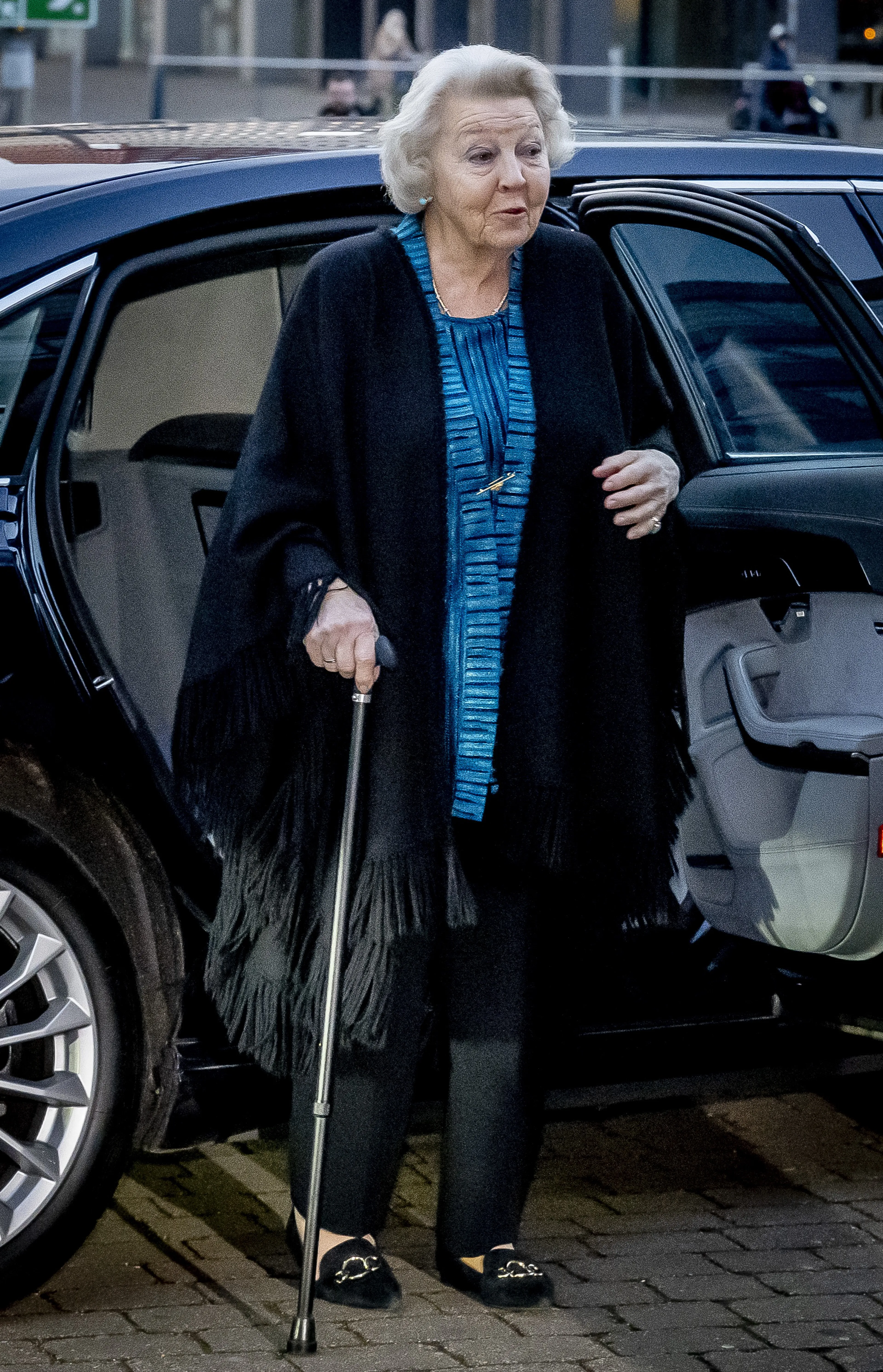 Prinses Beatrix stapt uit de auto.