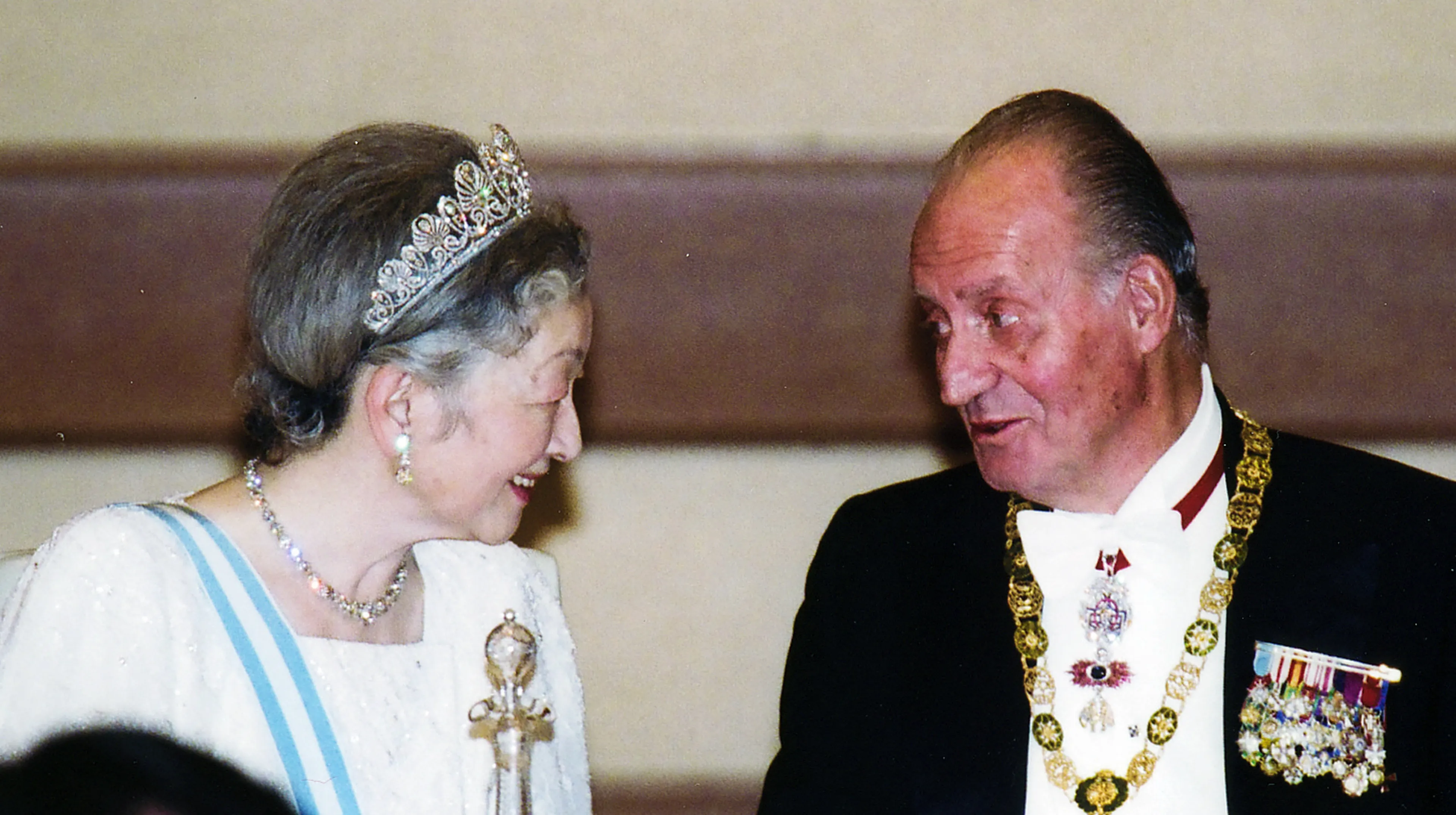 Keizerin Michiko draagt het diadeem tijdens het staatsbanket met de Spaanse koning Juan Carlos (2008).
