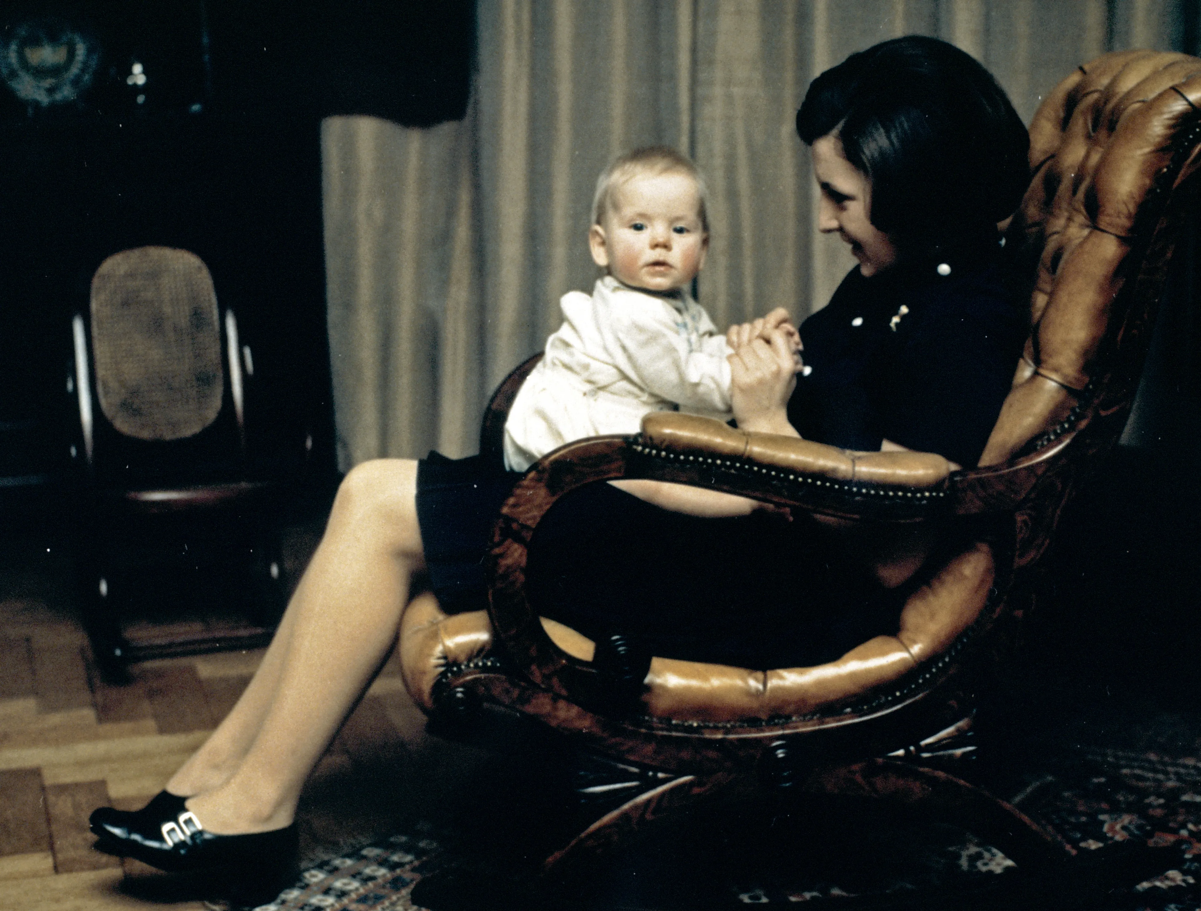 Margriet met zoon Pieter-Christiaan in de stoel (1973).