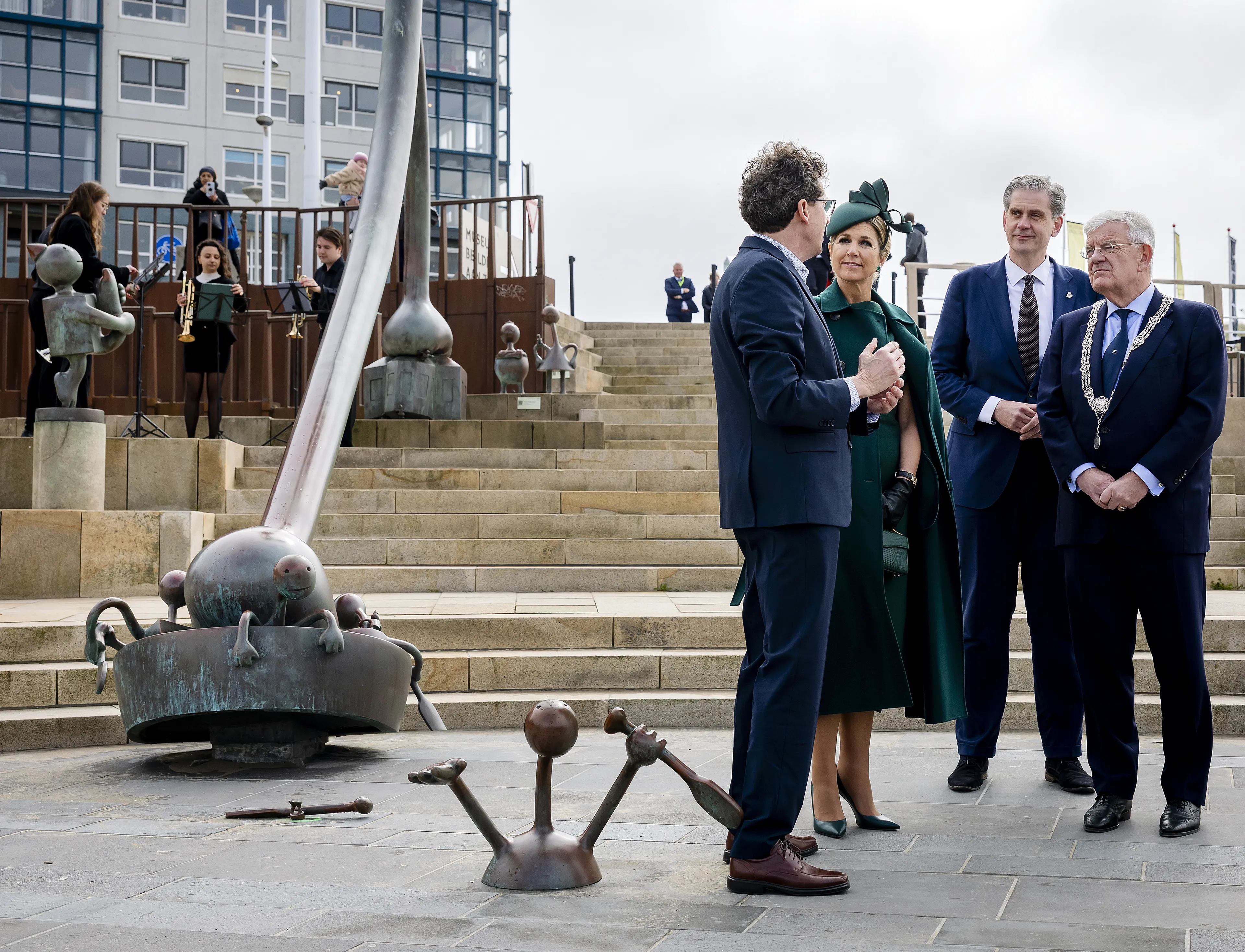 De koningin hoort over de renovatie van de boulevard.