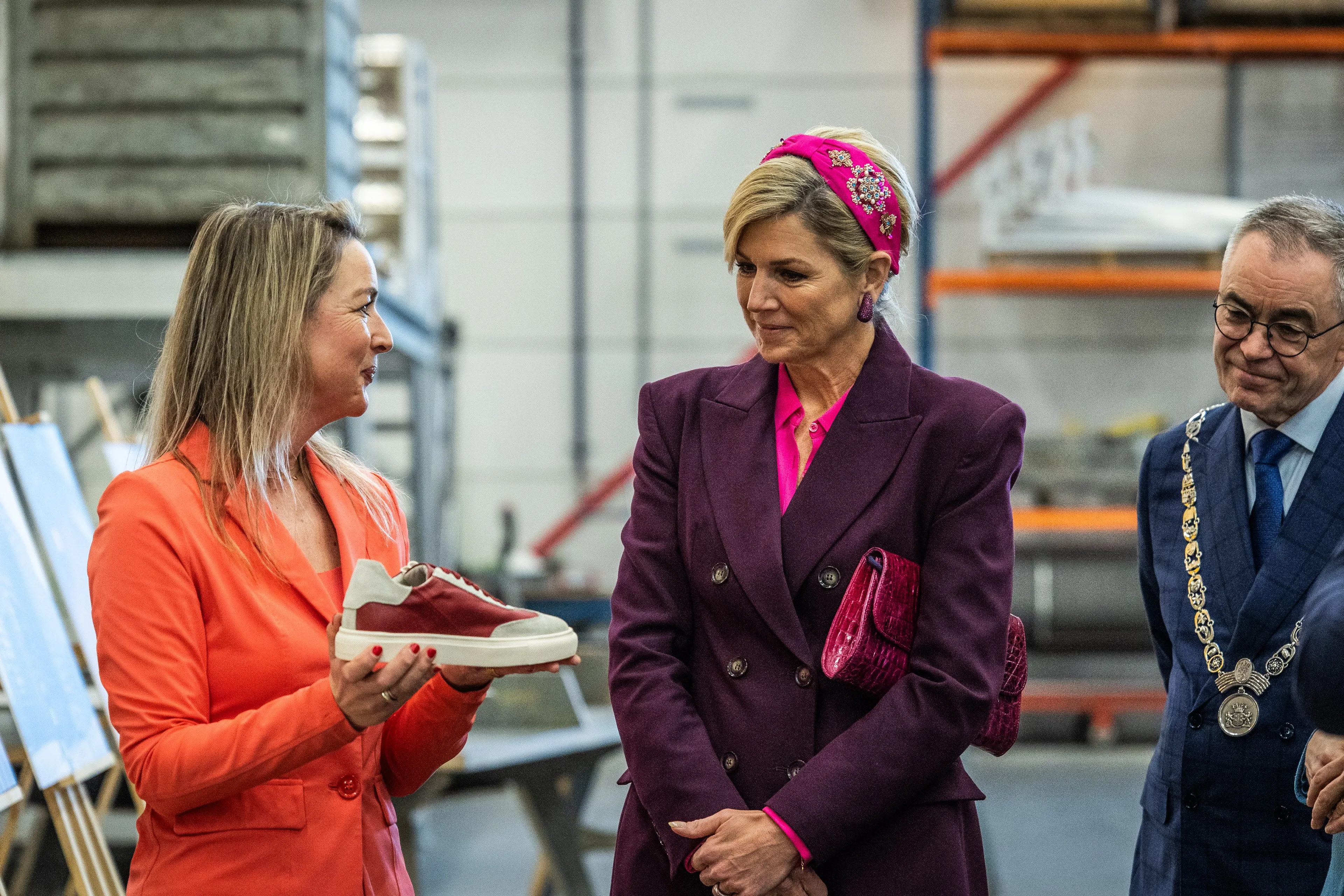 De koningin hoort over de schoenen die zijn gemaakt.