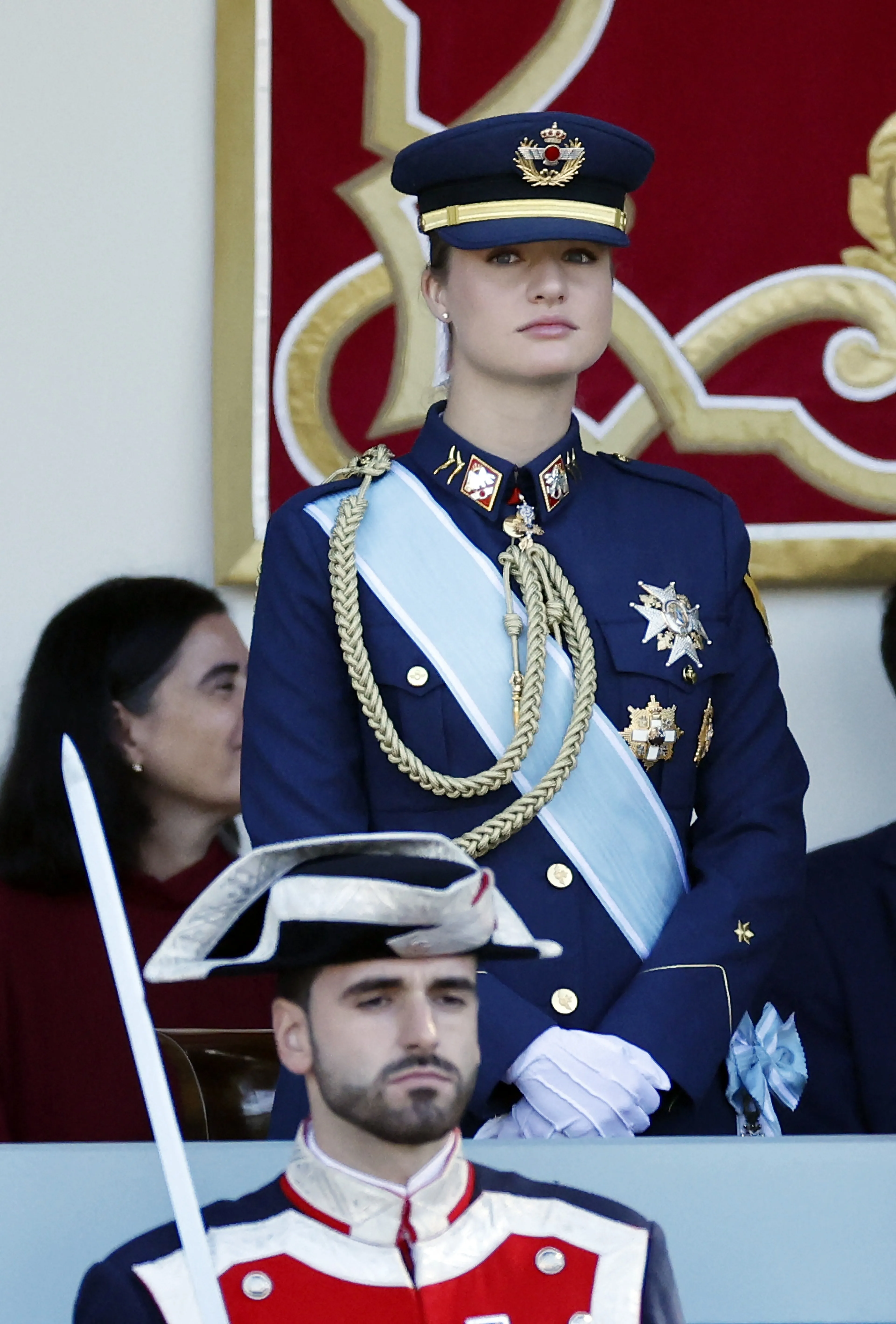 Prinses Leonor in uniform tijdens de militaire parade in Spanje (2025).