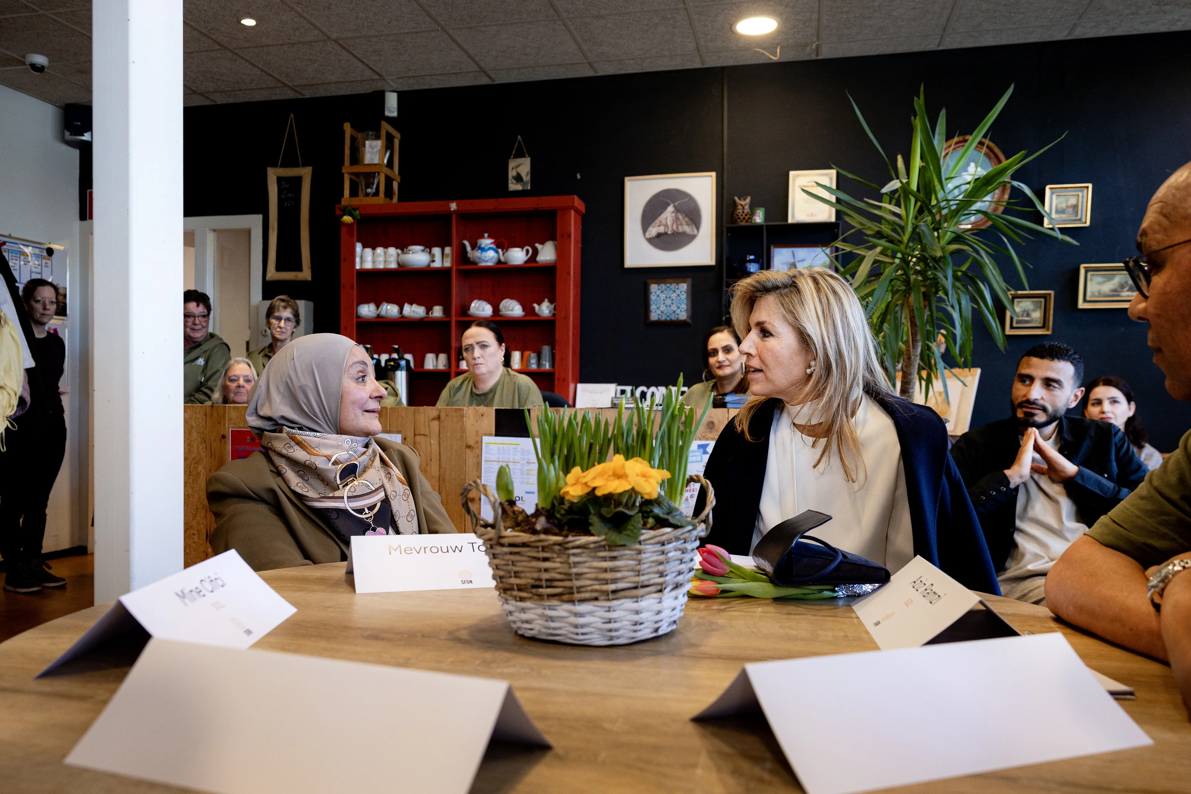 Koningin Máxima hoort hoe ze schulden in Rotterdam Feijenoord effectief aan willen pakken.