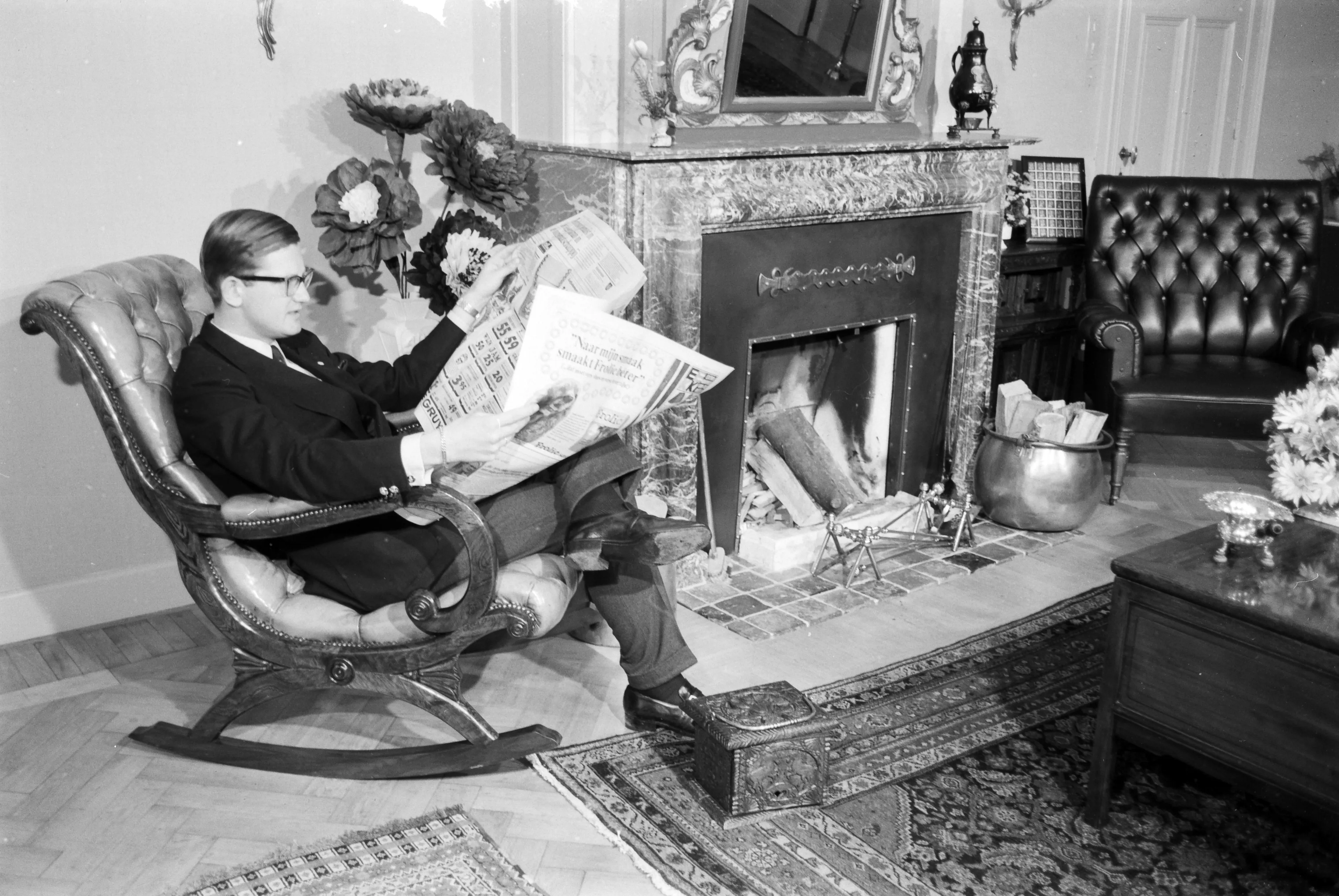 Pieter van Vollenhoven leest de krant in Paleis het Loo (1967).