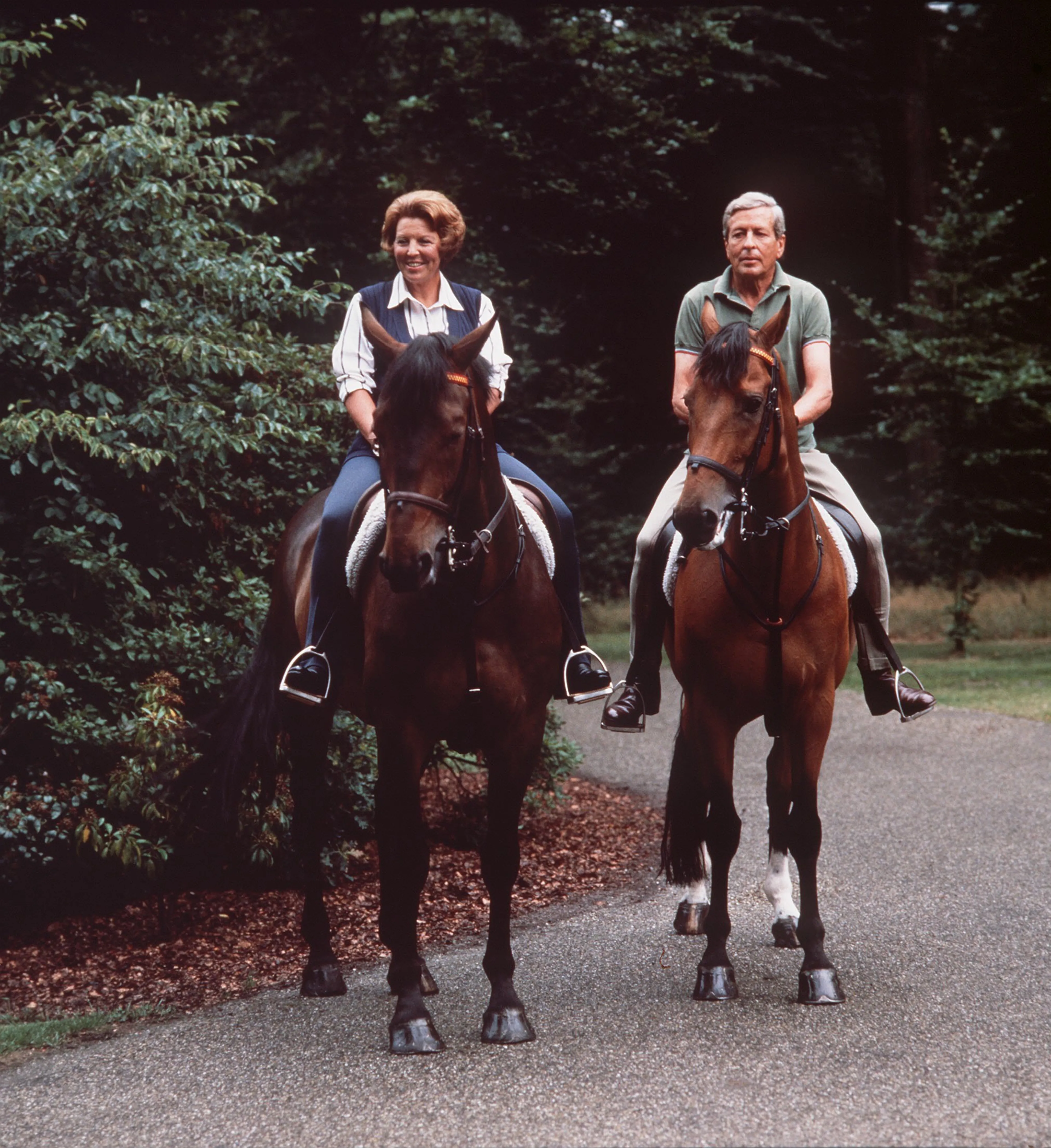 Beatrix en Claus te paard.