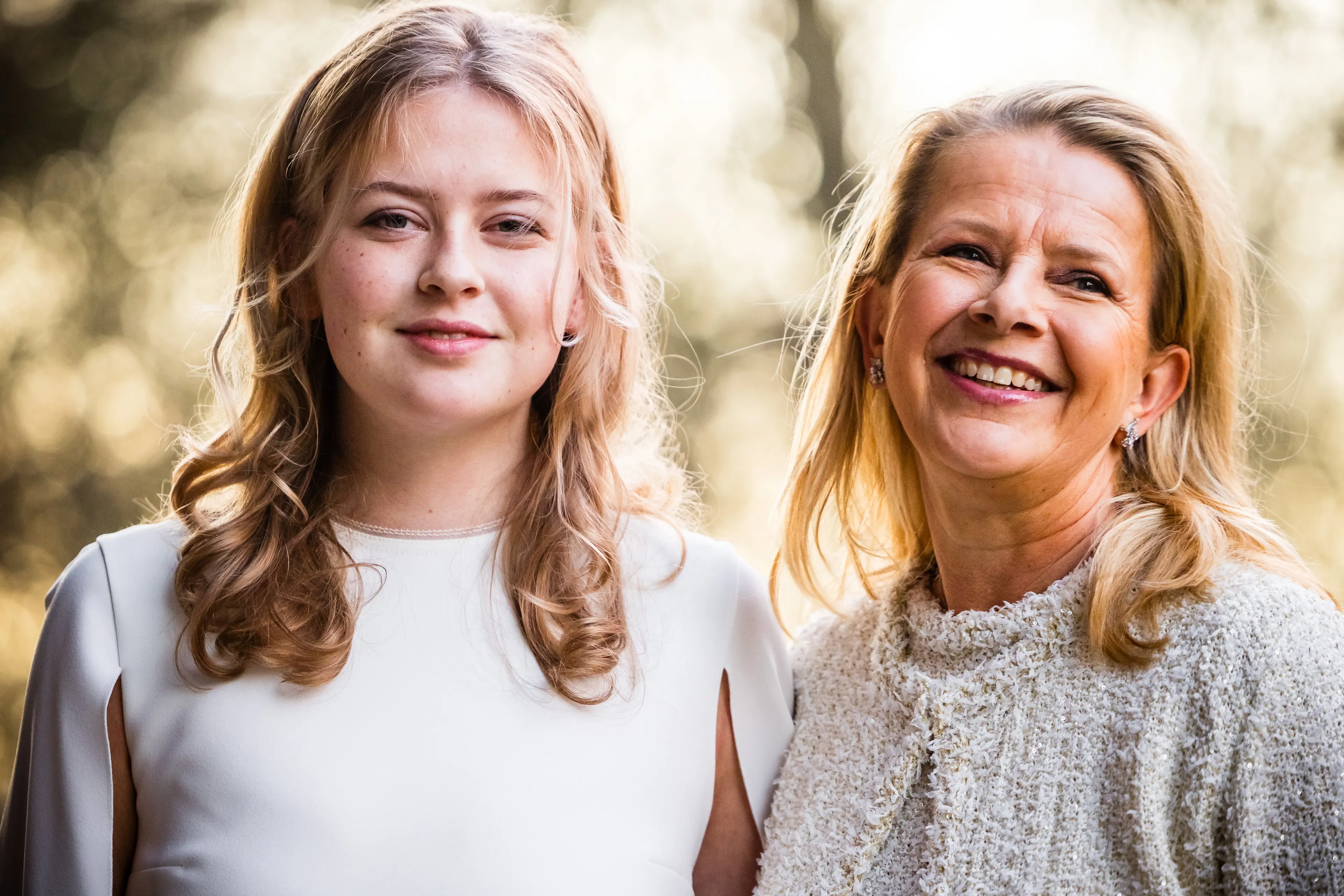 Moeder en dochter verschijnen niet vaak samen in het openbaar, dat maakt deze foto extra bijzonder.