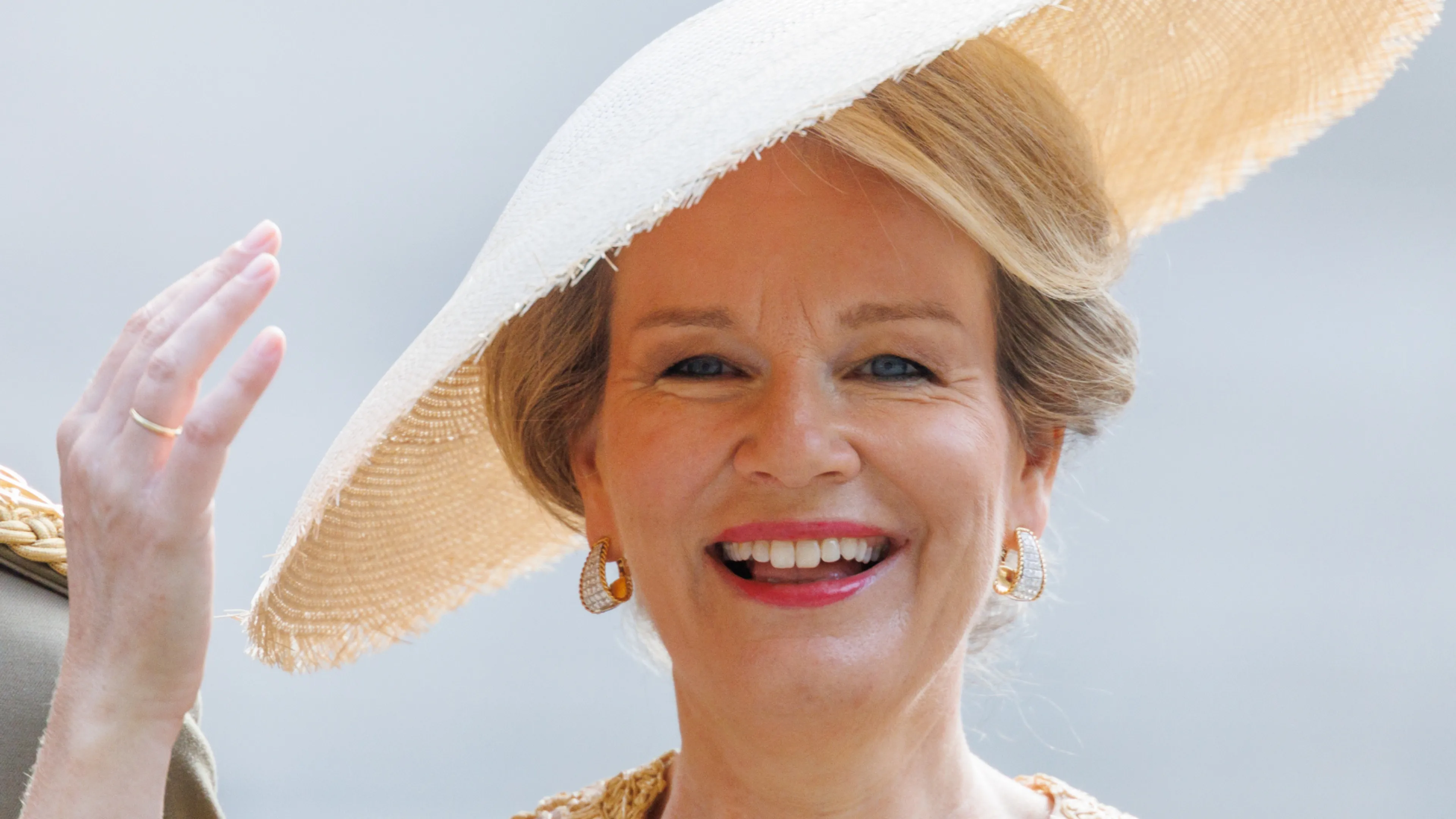 Dít dragen koningin Mathilde en haar dochters op de Nationale Feestdag in België
