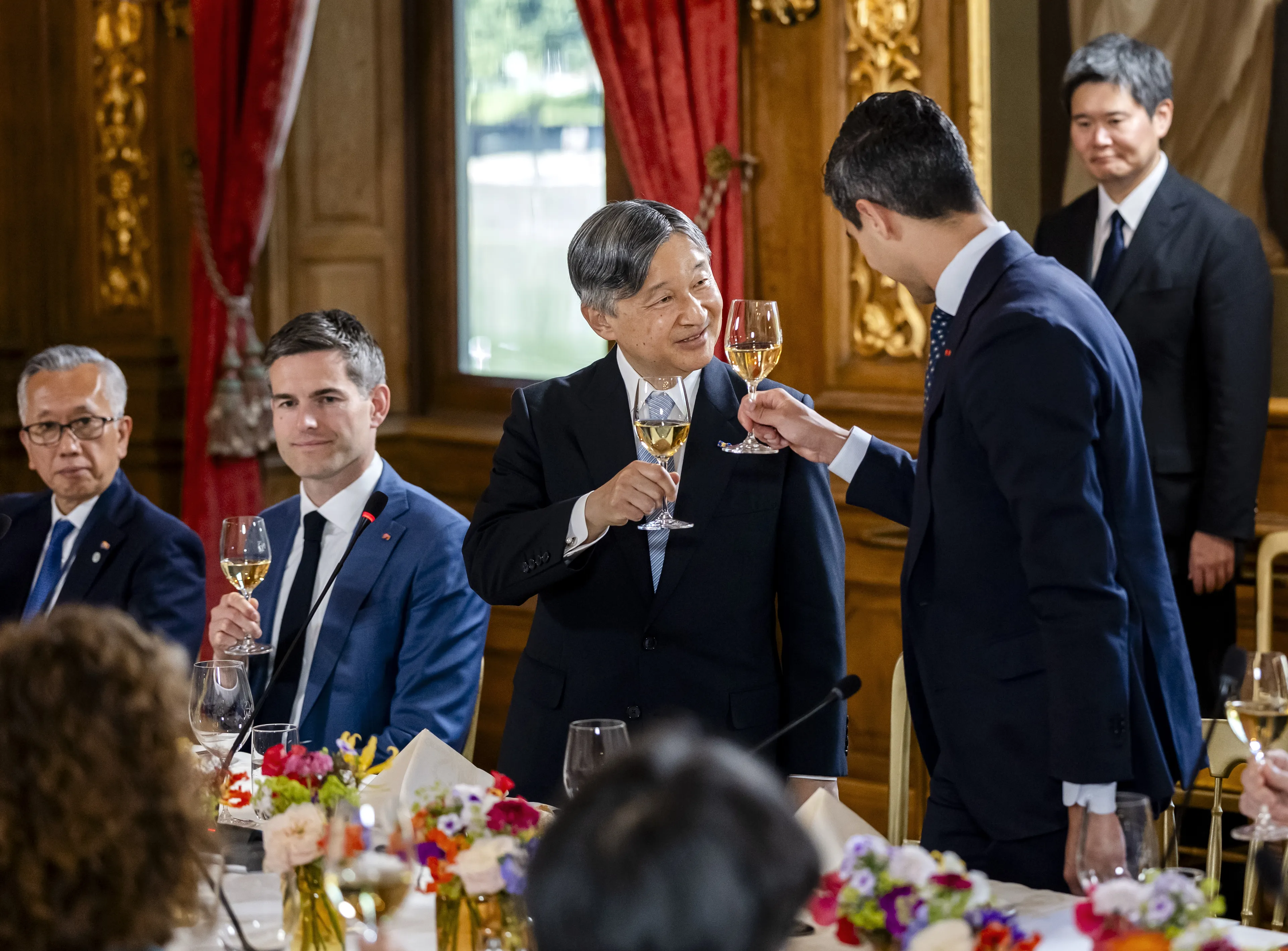 Keizer Naruhito en minister-president Jetten proosten tijdens de lunch.