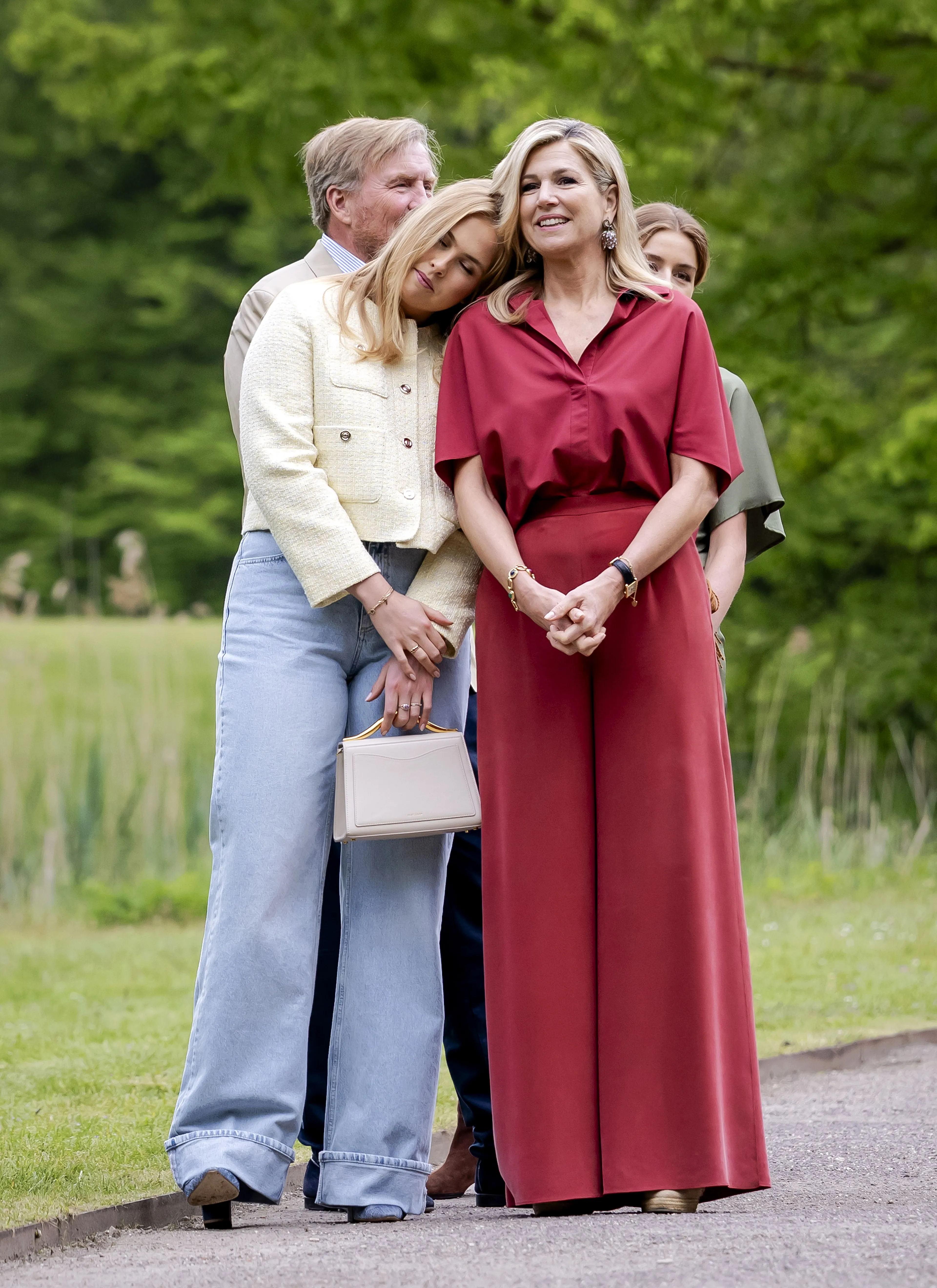 Een lief moment tussen koningin Máxima en prinses Amalia.