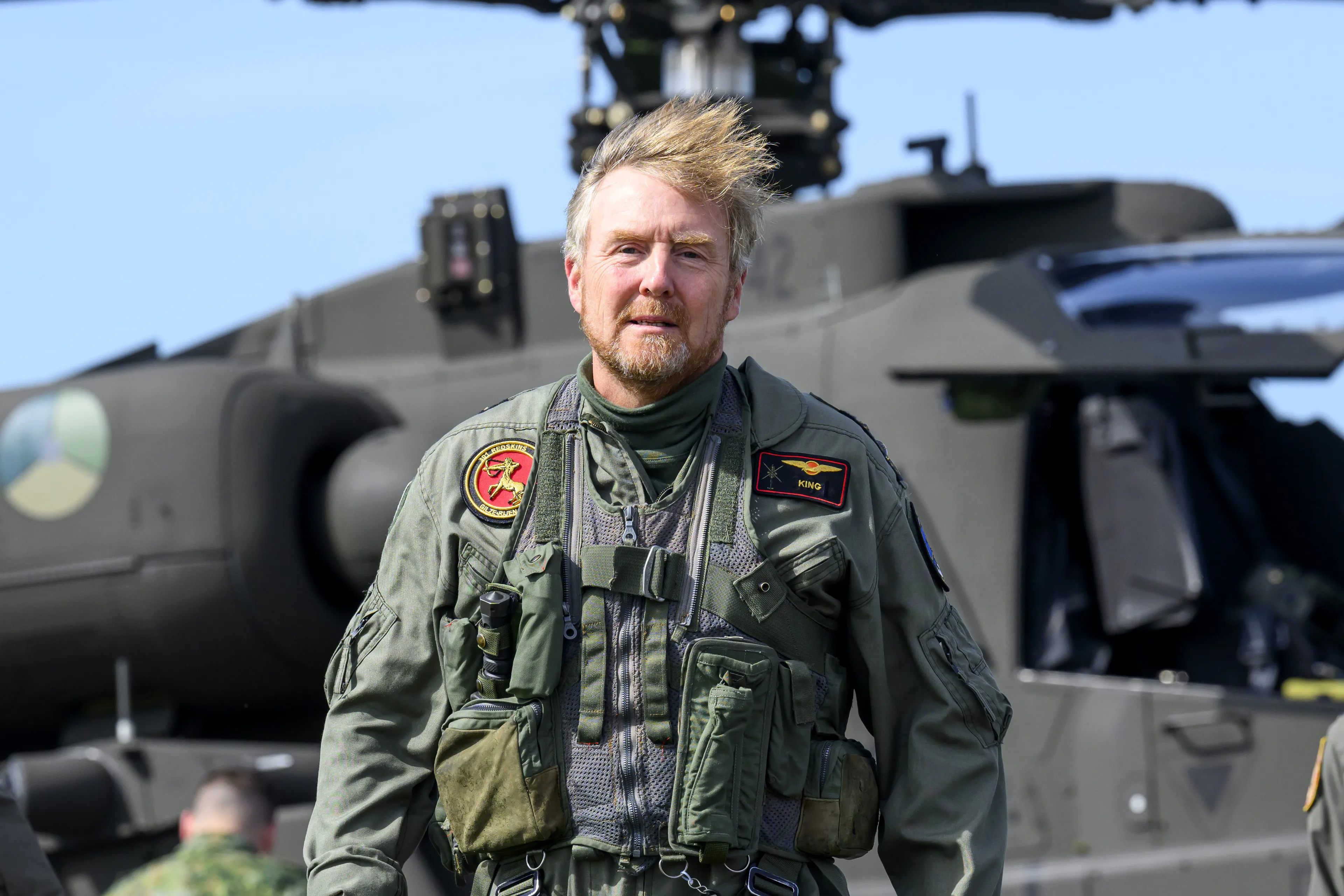 Koning Willem-Alexander tijdens een helikopteroefening TAC Blaze UK op Carlisle Airport in het Verenigd Koninkrijk (2024).