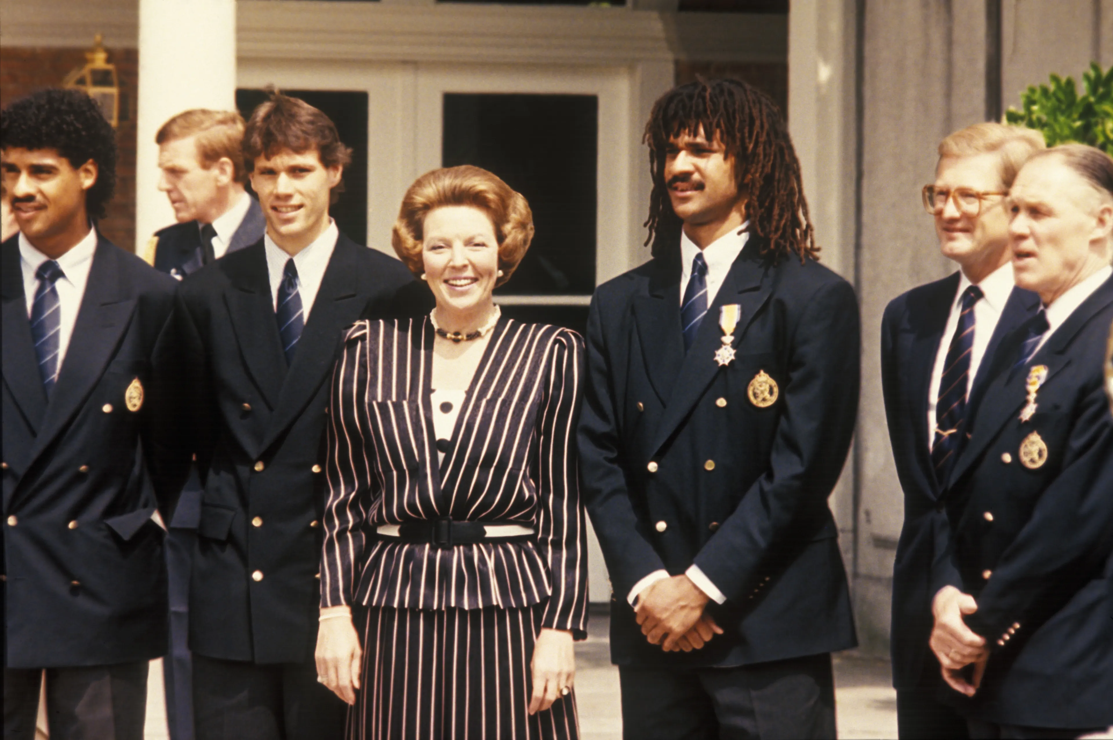 Van links naar rechts: Frank Rijkaard, Marco van Basten, koningin Beatrix, Ruud Gullit, Pieter van Vollenhoven en Rinus Michels (1988).
