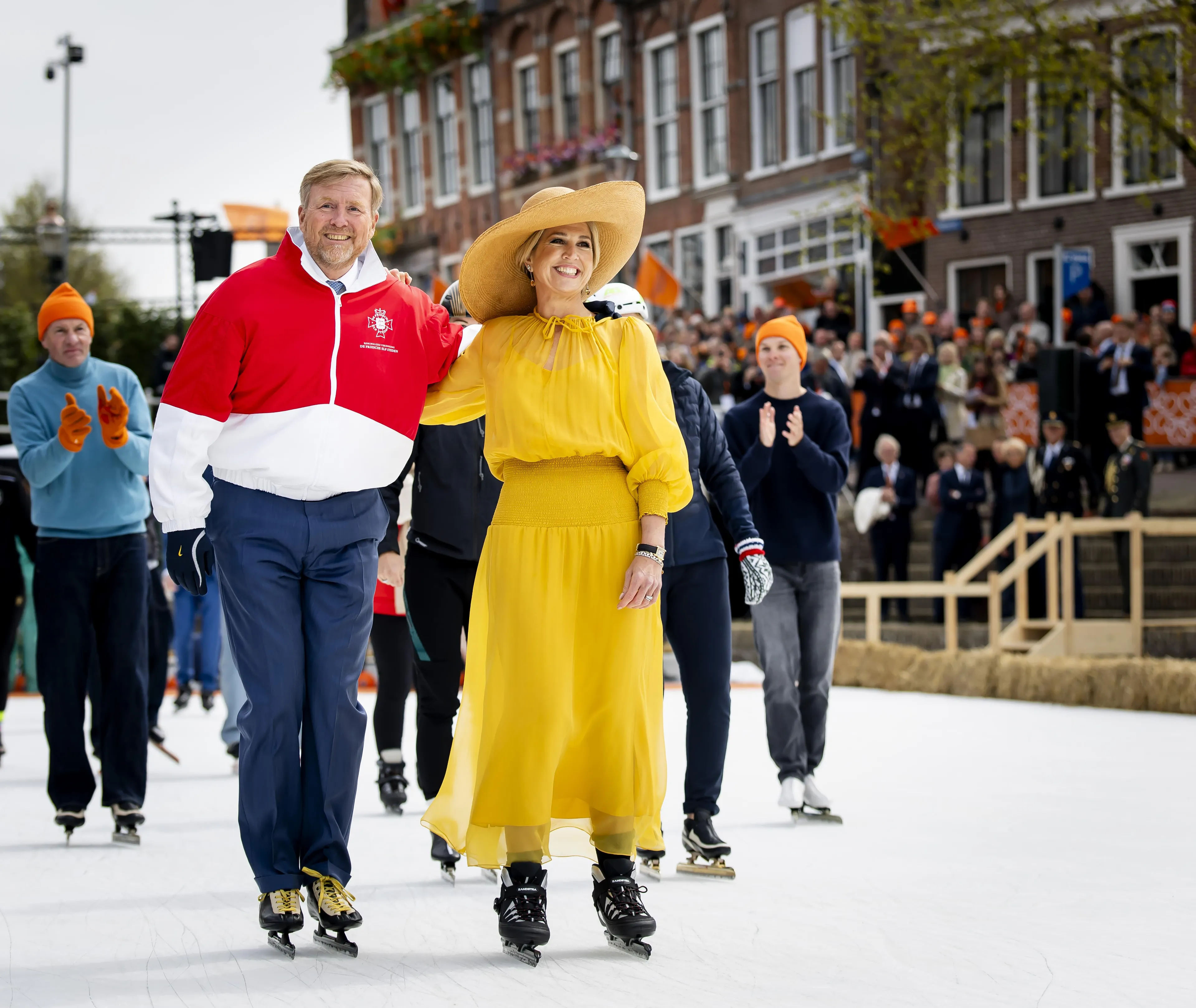 Máxima wisselt haar pumps in voor een paar schaatsen op Koningsdag in Dokkum (27 april 2026).