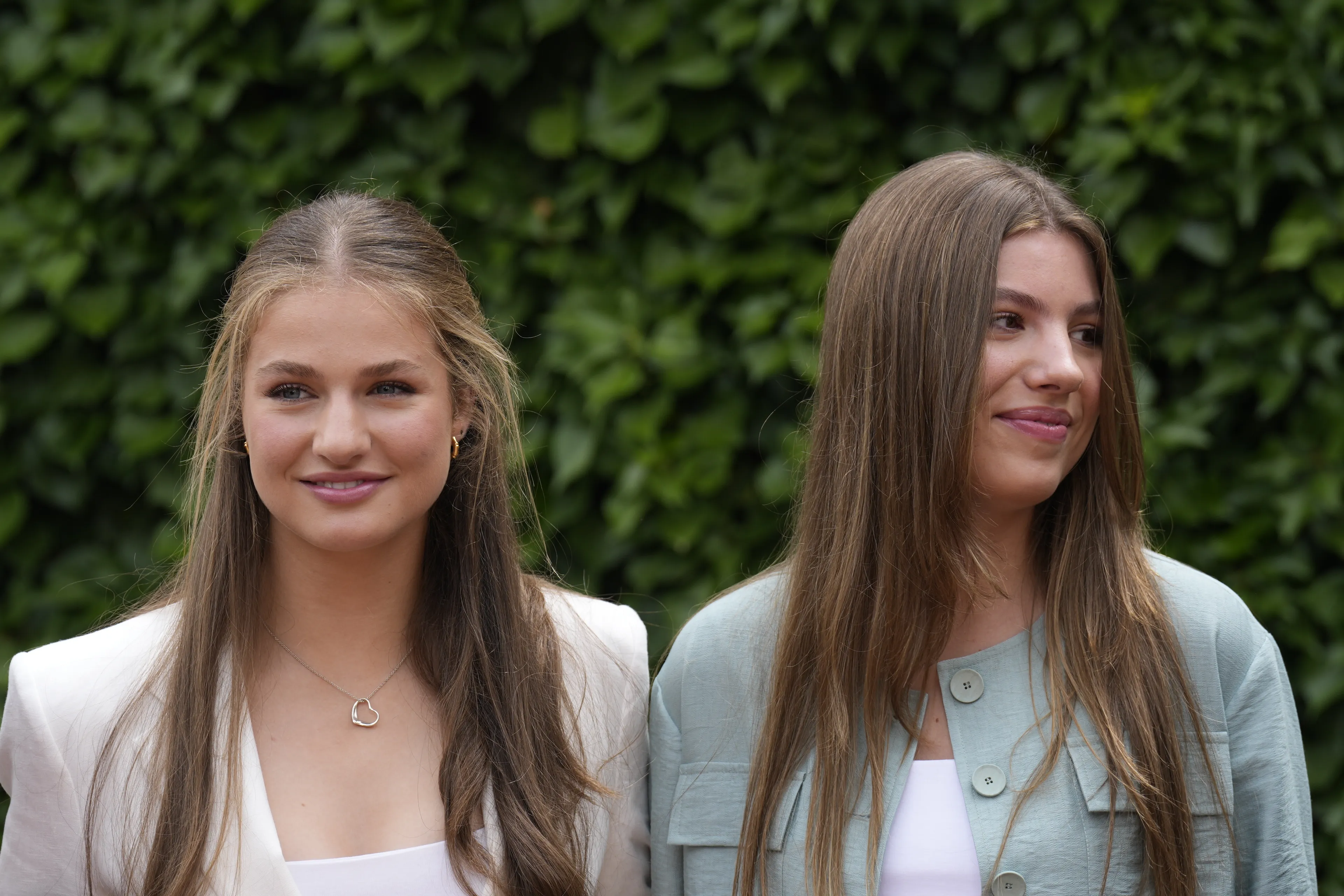 Zussen Leonor en Sofía samen op ontdekkingstocht door Spaans dorpje