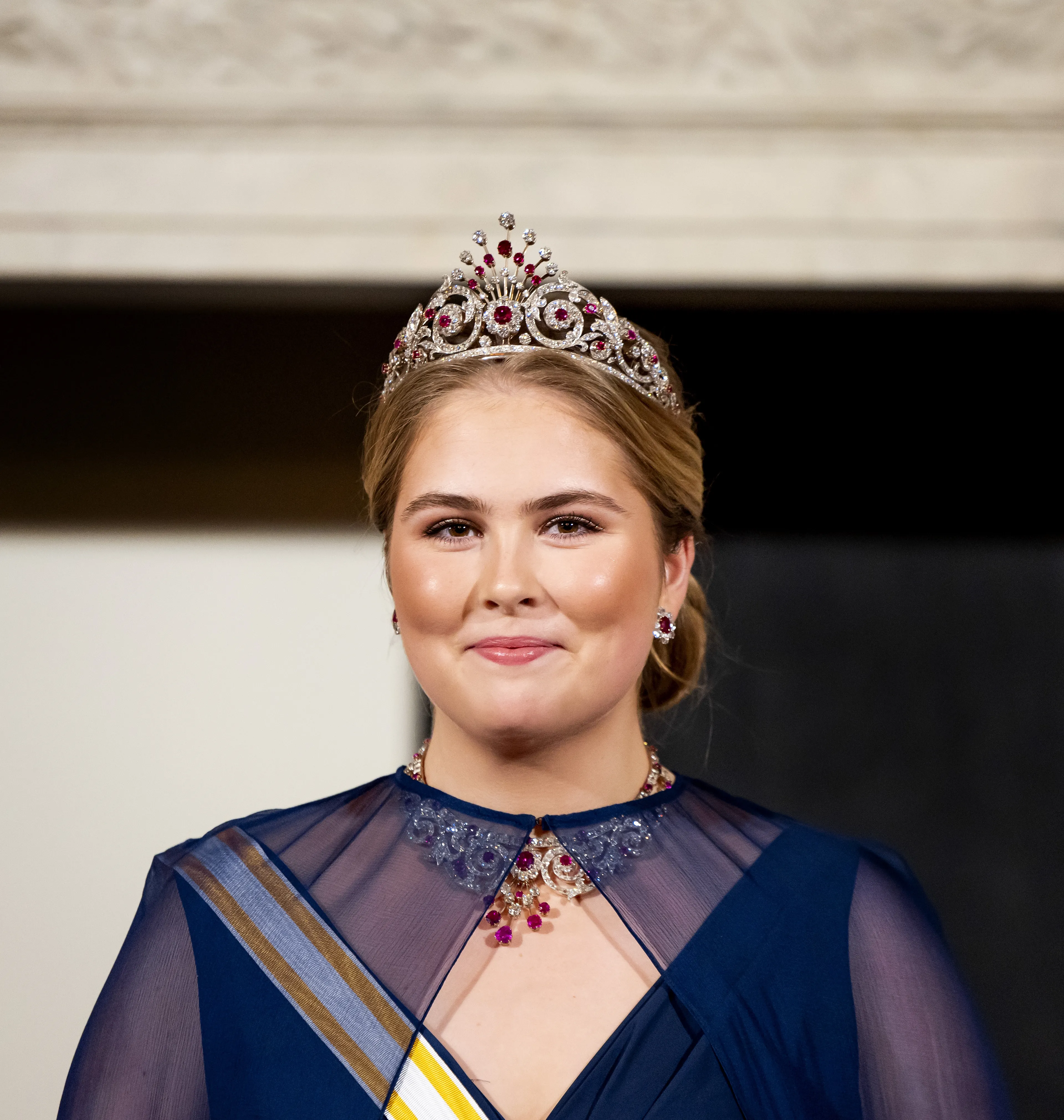 Prinses Amalia draagt tijdens het staatsbanket met het Spaanse koningspaar een avondjurk met transparante cape (2024).