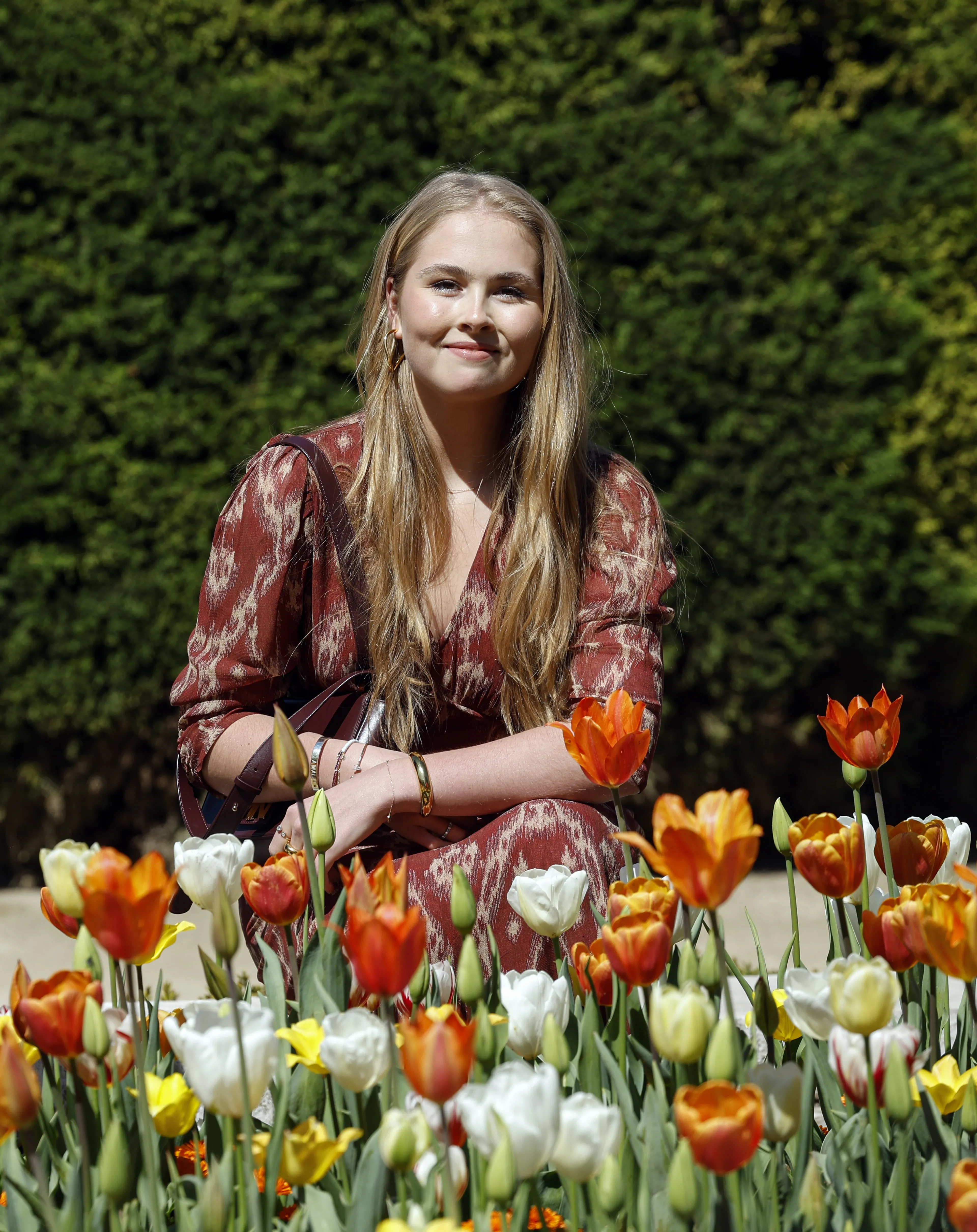 Amalia tussen de tulpen.