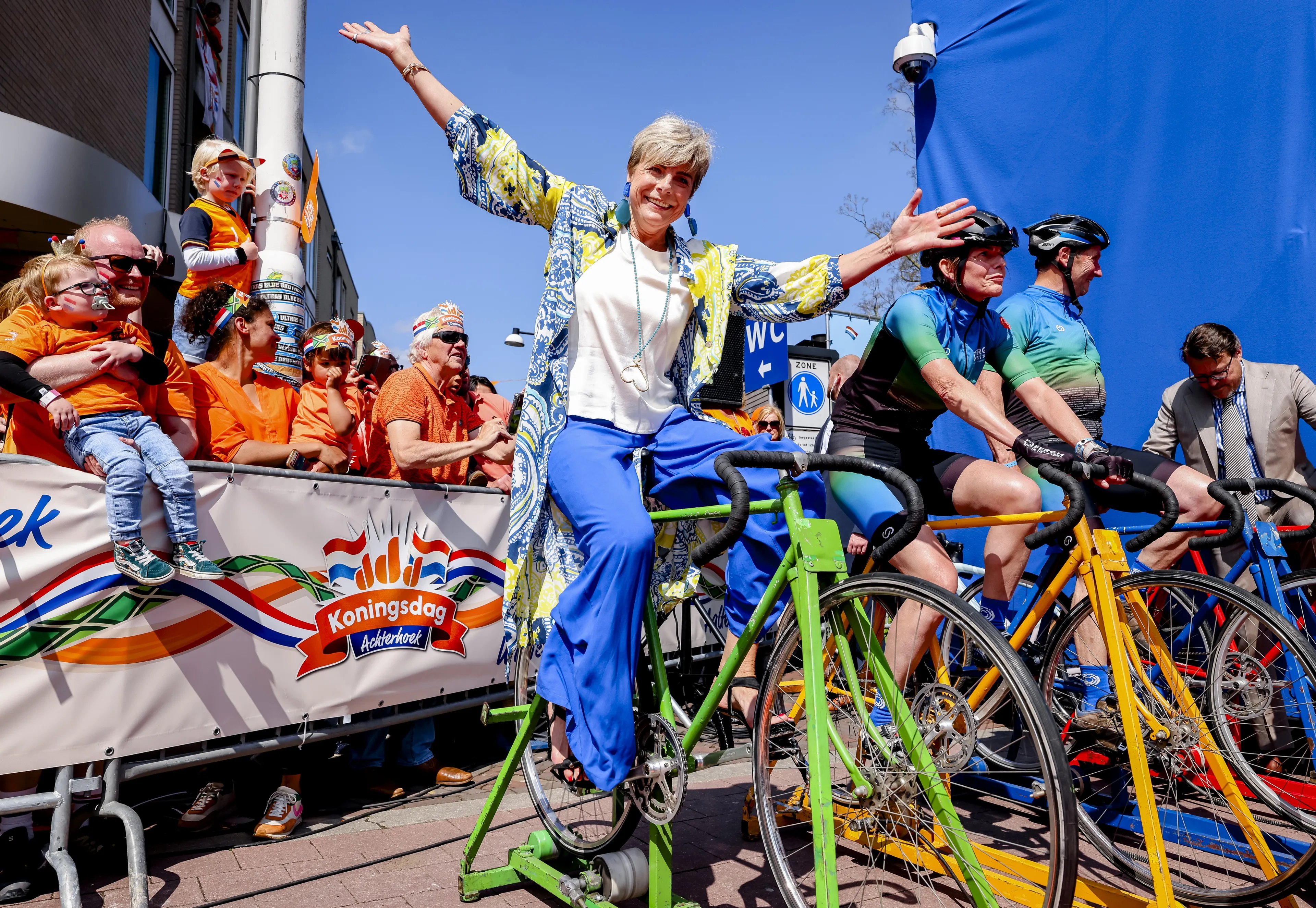 Brood bakken en logeren in een jeugdherberg: het vrijgezellenfeest van prinses Laurentien