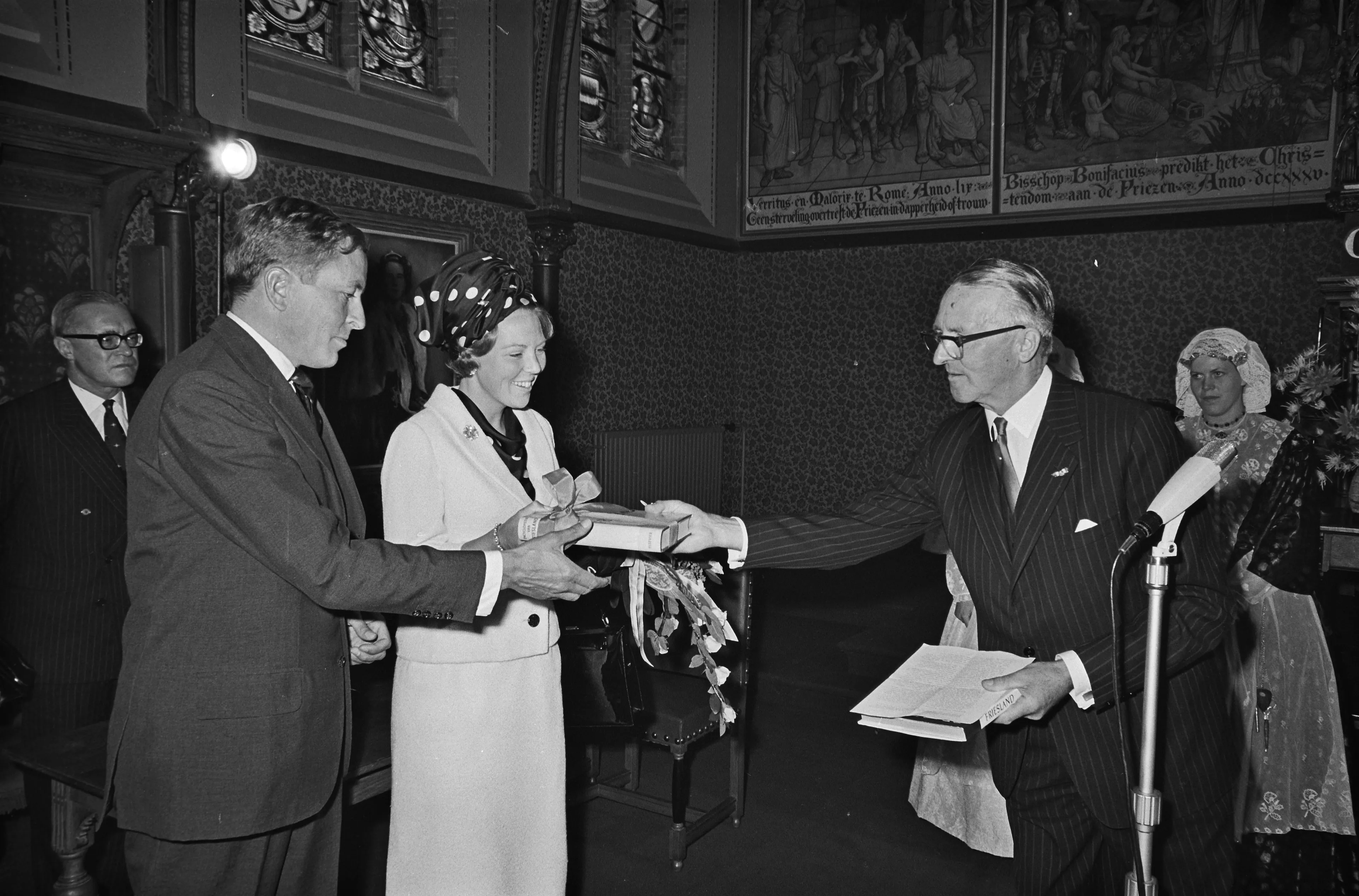 Prinses Beatrix en haar verloofde Claus maken kennis met Friesland (1965).