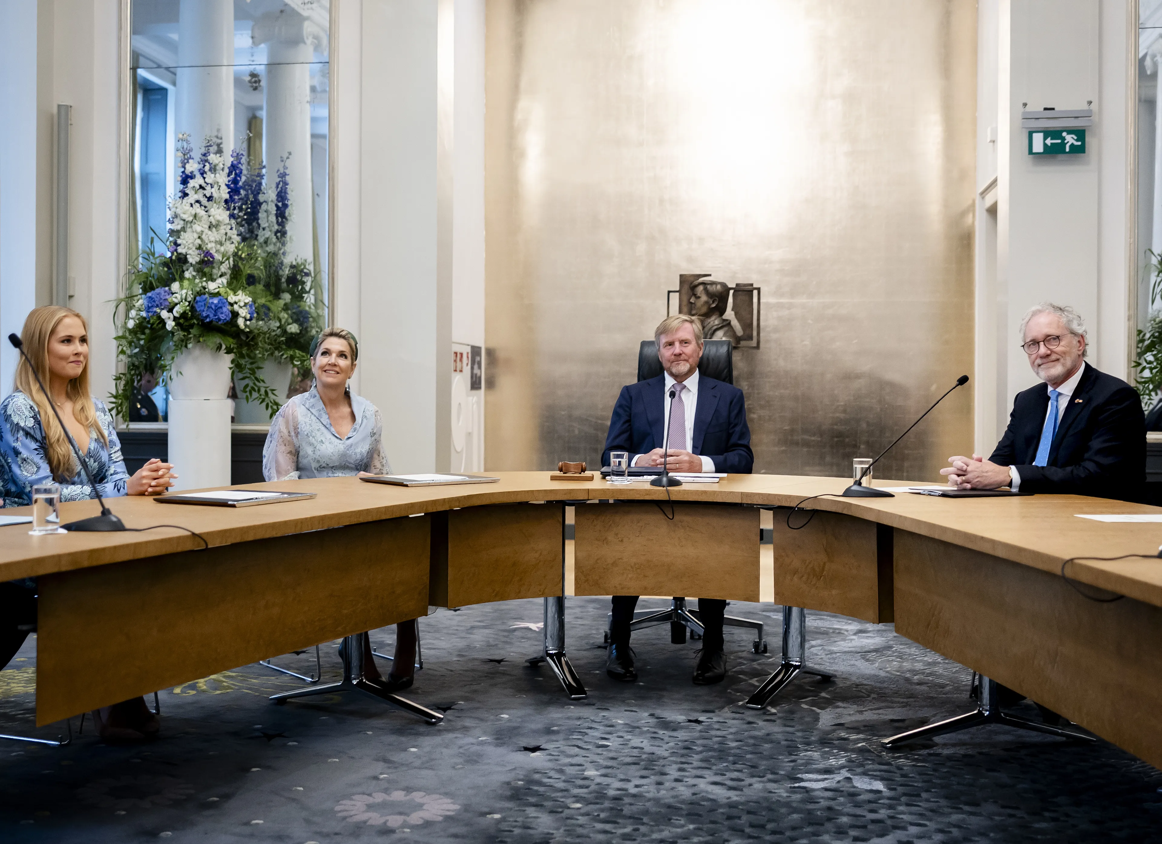 Het koningspaar, Amalia en Thom de Graaf tijdens de buitengewone vergadering van de Raad van State.