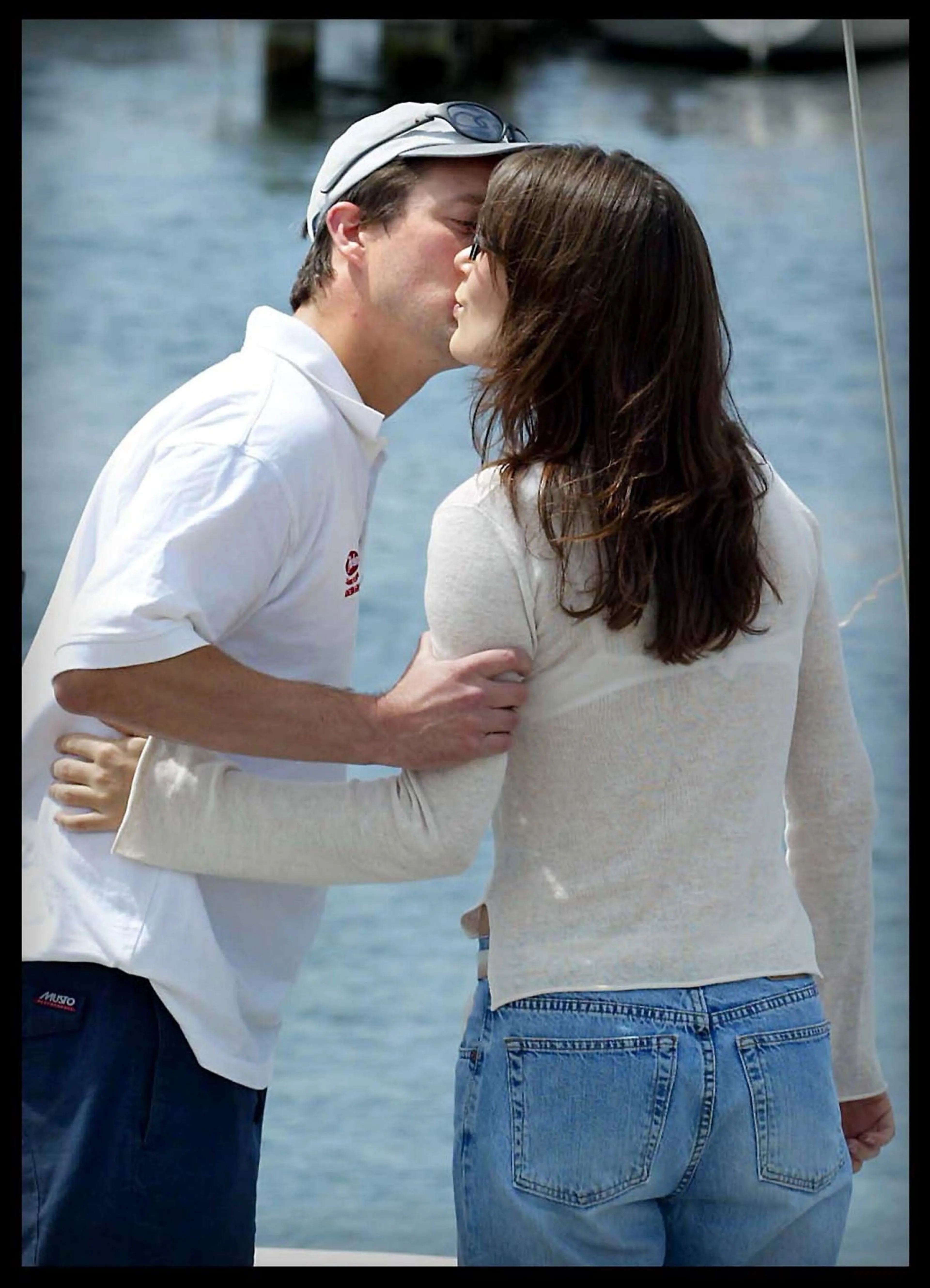 Een jonge Frederik en Mary geven elkaar een kus.