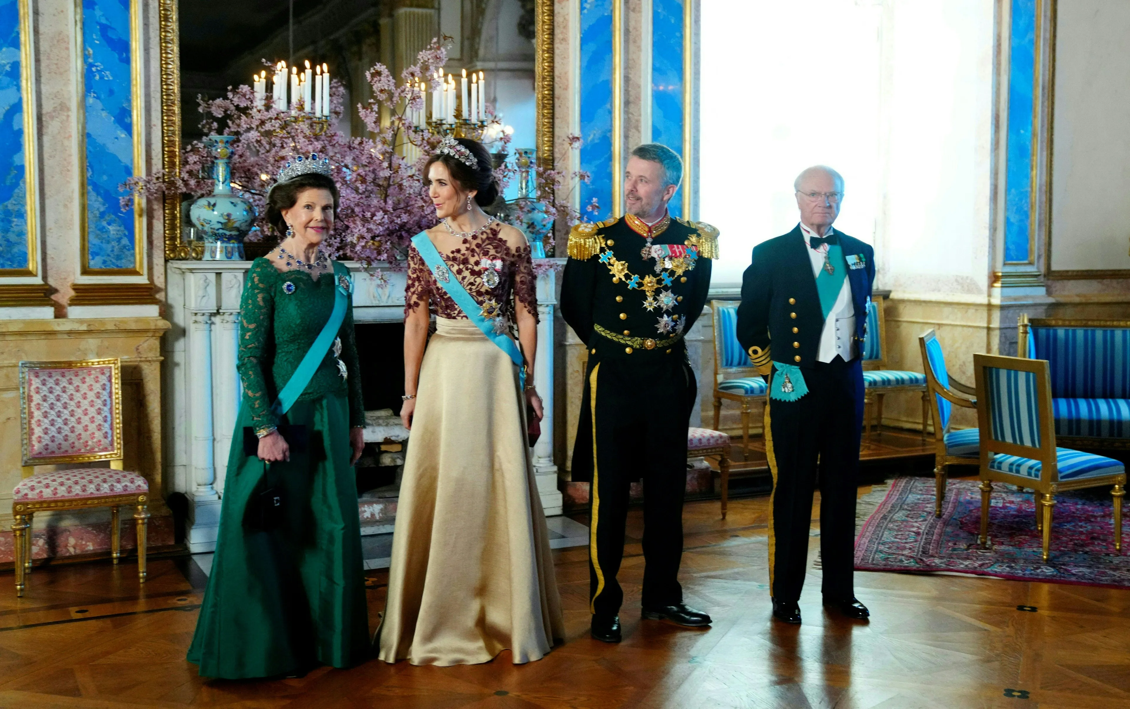 Ook hier draagt ze het groene japon met lange mouwen.