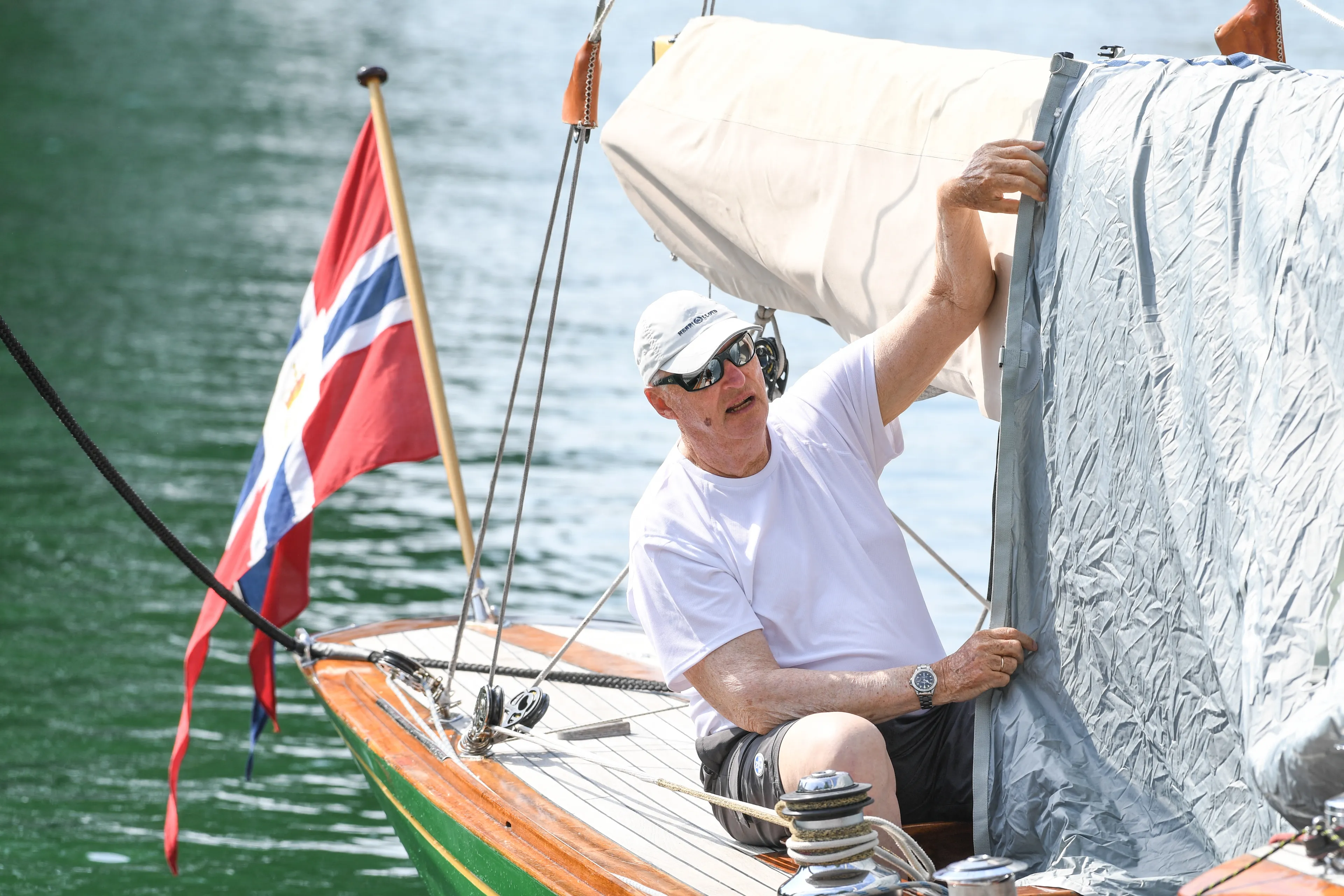 Koning Harald tijdens een zeilwedstrijd in Duitsland (2018).